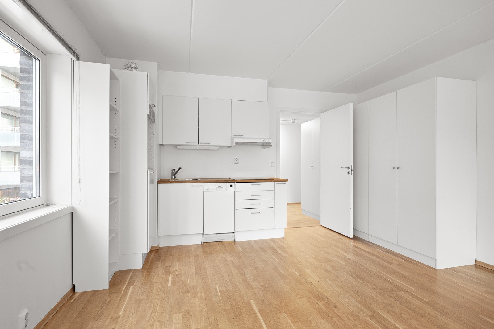 Stue og kjøkken sammen danner et svært sosialt oppholdsrom. Galleribilde