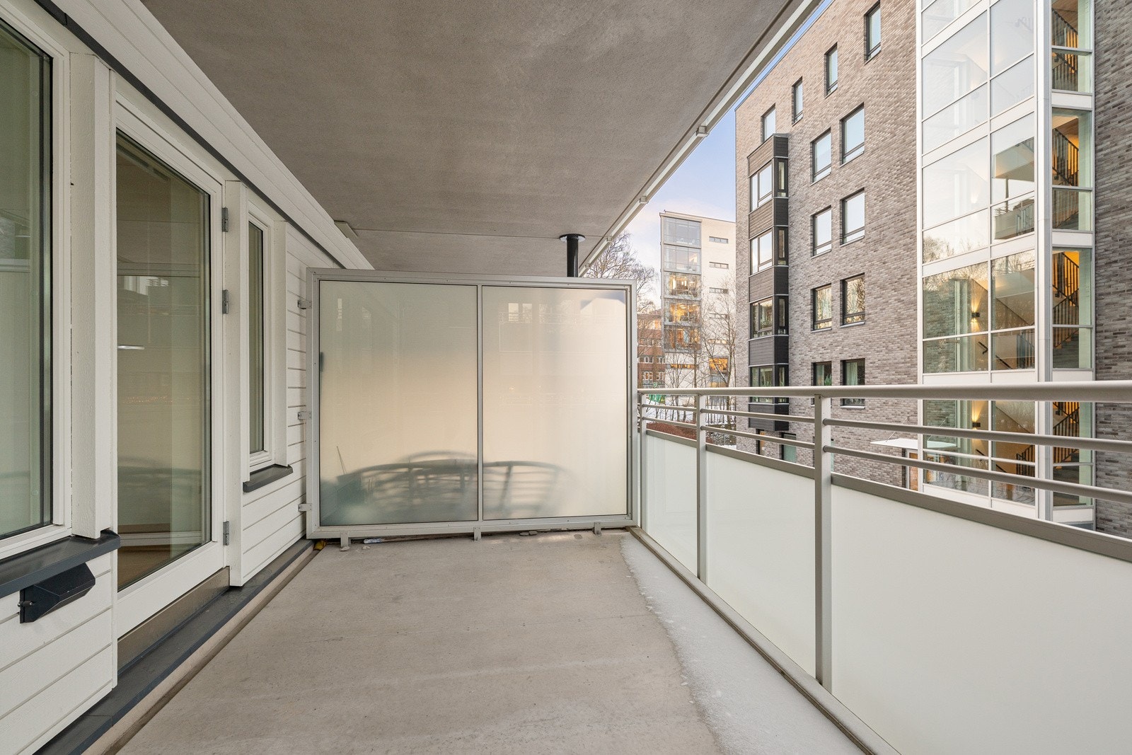 Det er god plass til utendørs møblement og grill. Her kan du enkelt samle familie og venner til hyggelige stunder på sommerstid. Galleribilde