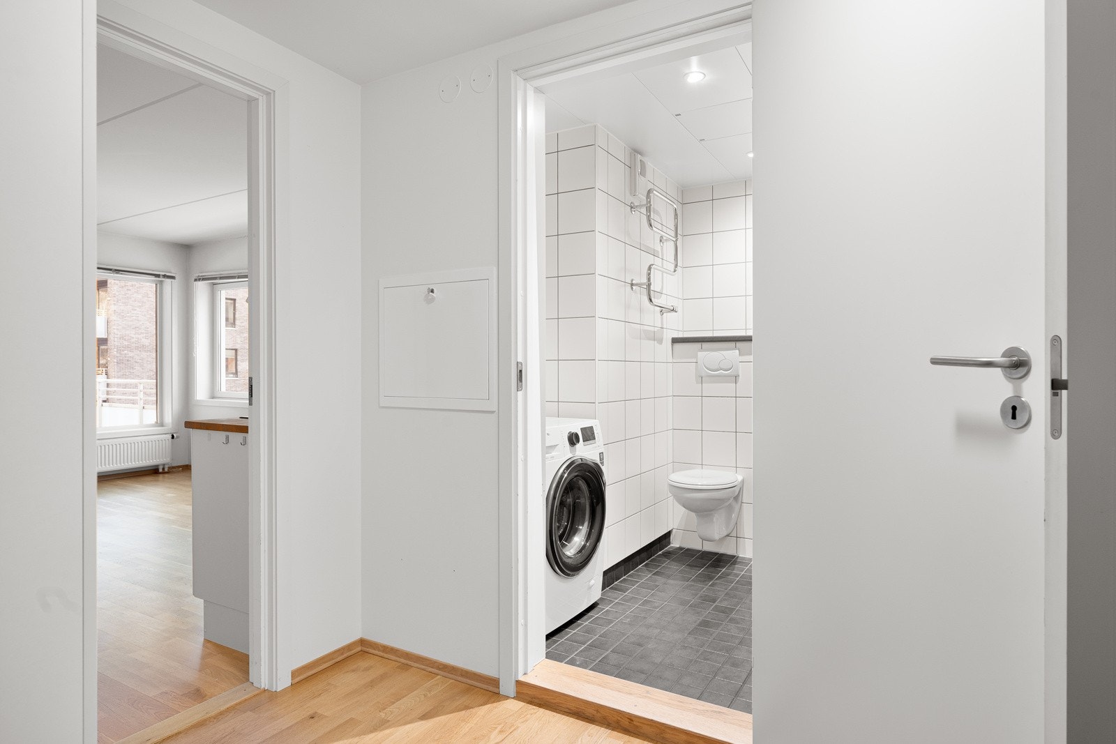 Velkommen inn! Det første som møter deg er en entré av god størrelse med gode møbleringsmuligheter for oppbevaring. Galleribilde