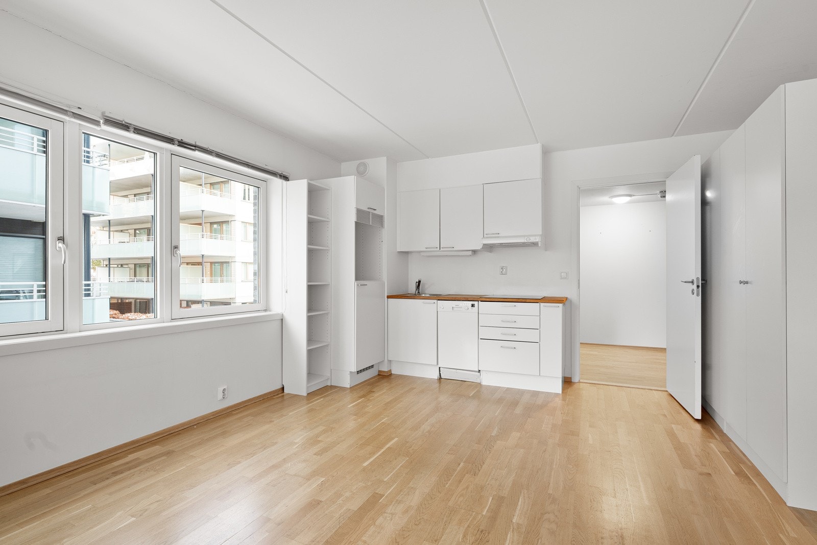 Flott kjøkken av åpen løsning mot stue med tilhørende kjøkkeninnredning bestående av slette fronter og benkeplate av laminat. Galleribilde