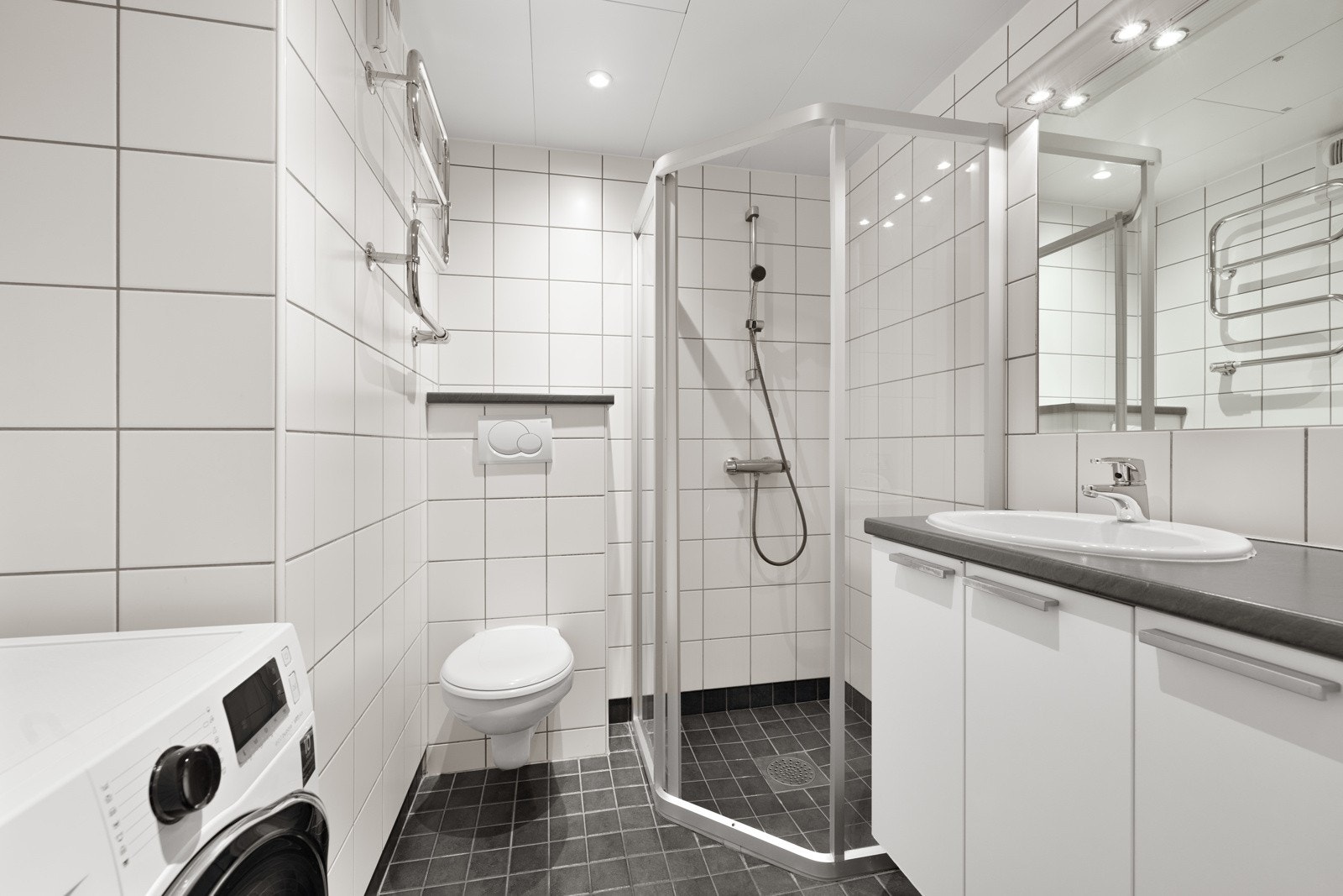 Pent, prefabrikert, samt flislagt bad fra byggeår med gulvvarme. Badet byr på en pen baderomsinnredning og det er opplegg for vaskemaskin. Galleribilde