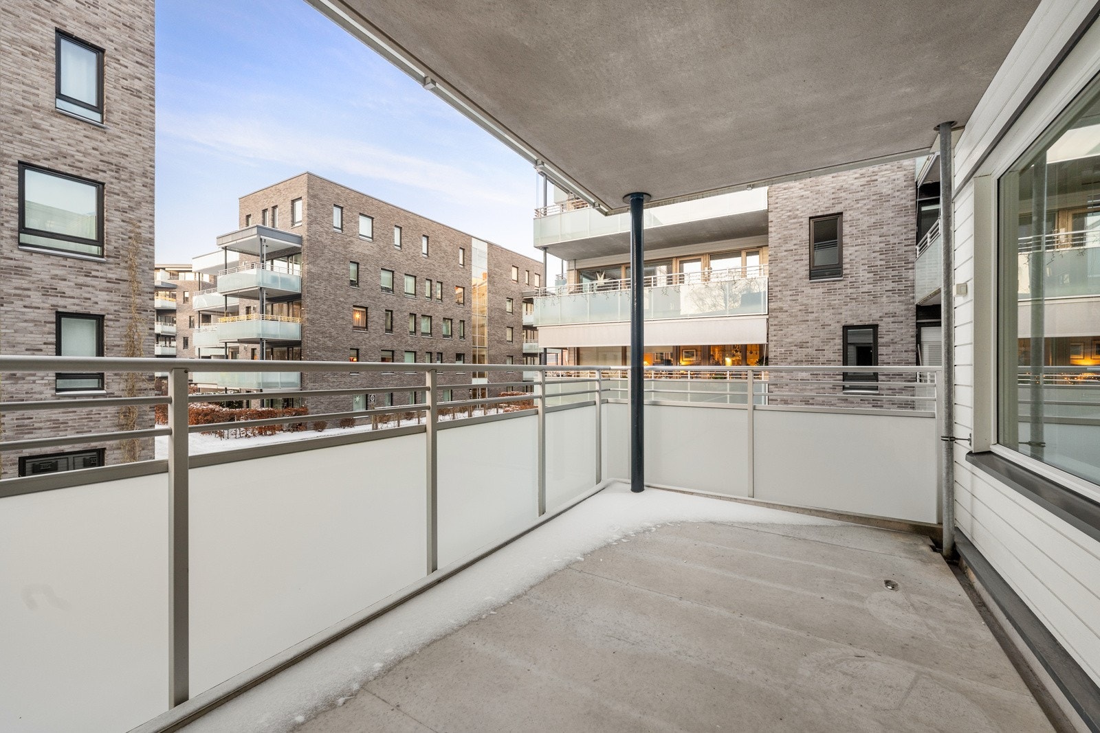 Her får du en lys 2- roms leilighet beliggende i et sentralt, rolig & populært boligområde på Skøyen. Galleribilde