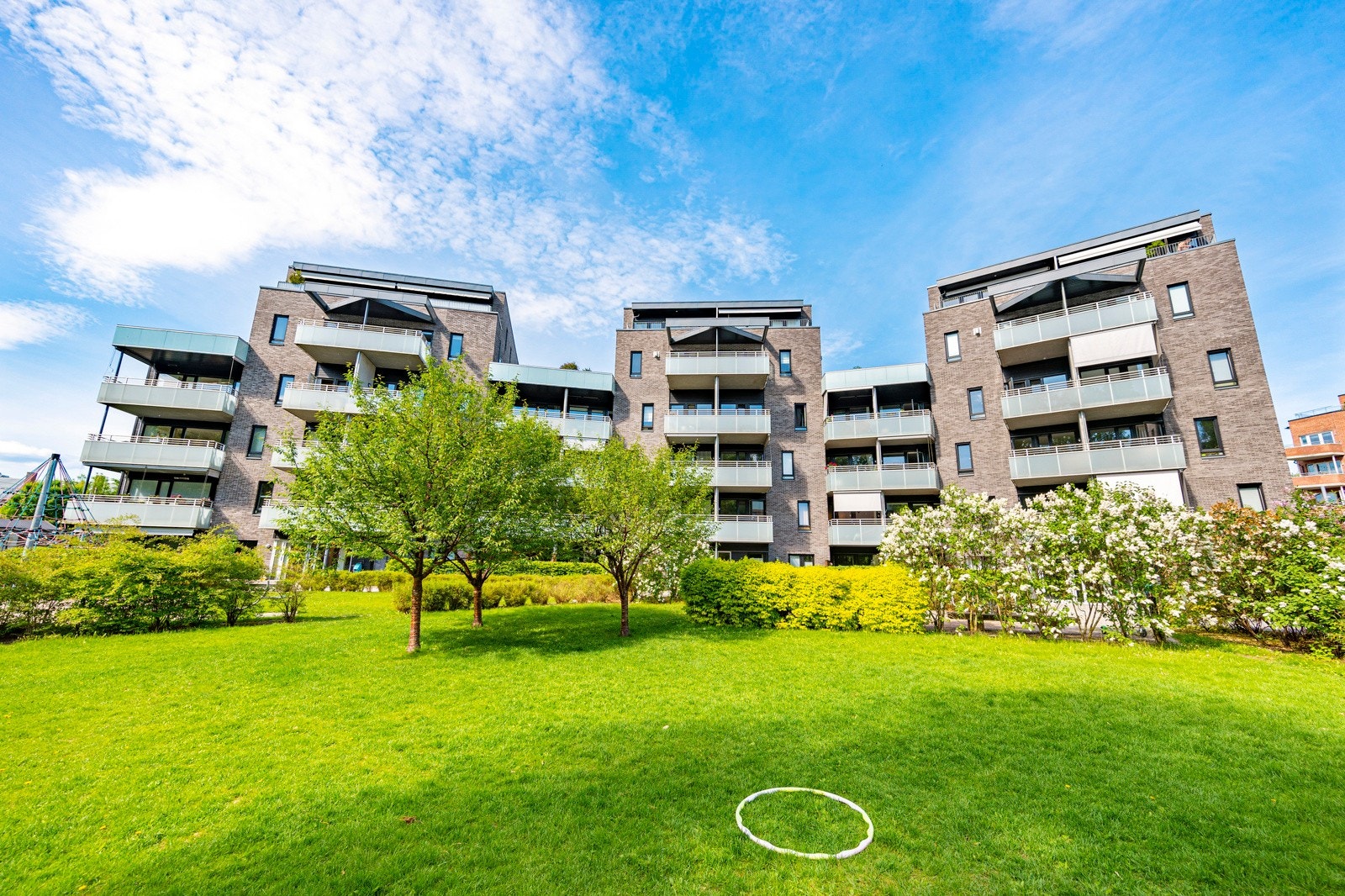 Leiligheten tilhører et veldrevet sameie med flotte fellesarealer. Fellesområdet består blant annet av internstier, plenarealer, en liten park og diverse beplantning. Galleribilde