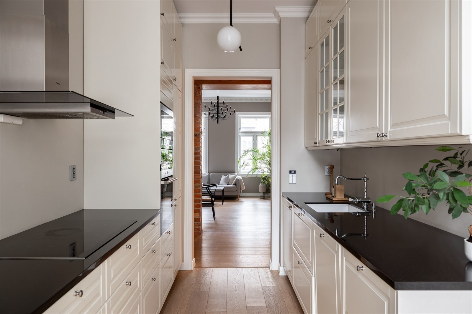 Godt med oppbevaringsplass i skap og skuffer samt praktiske arbeidsflater. Galleribilde