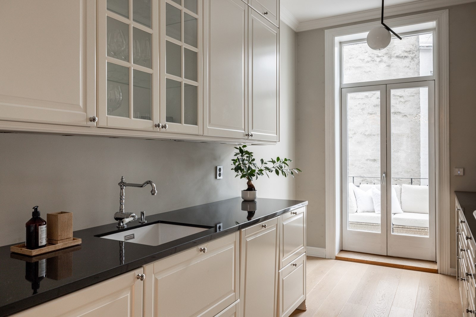 Kjøkkeninnredningen har profilerte fronter, og benkeplaten av stein med underlimt vaskekum. Galleribilde