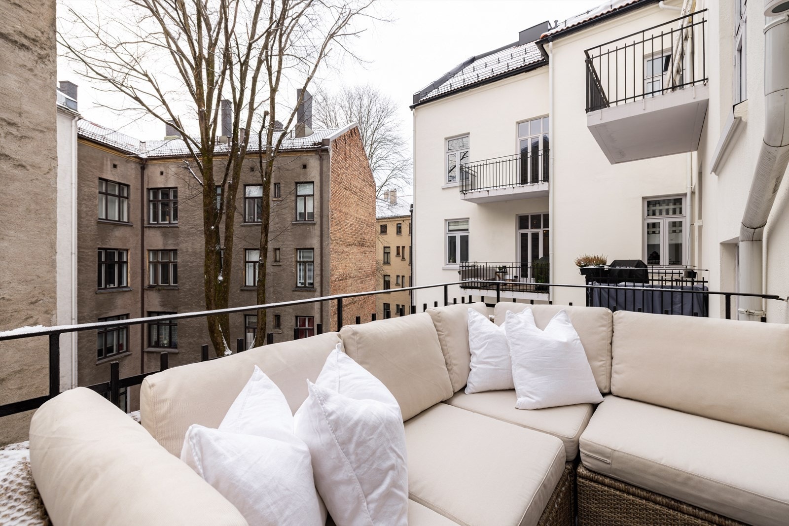 Det er plass til utemøbler og grill på balkongen. Galleribilde