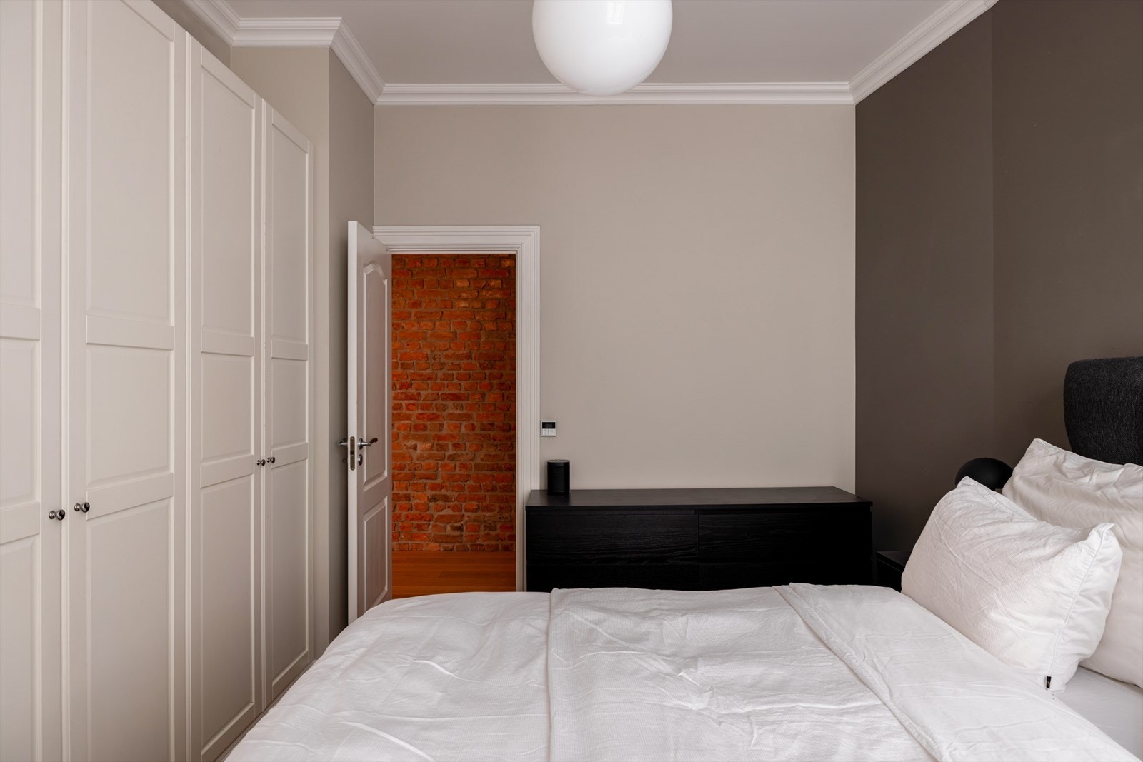 Garderobeskap langs én vegg gir god oppbevaringsplass for klær og andre eiendeler, samtidig som rommet enkelt kan holdes ryddig. Galleribilde