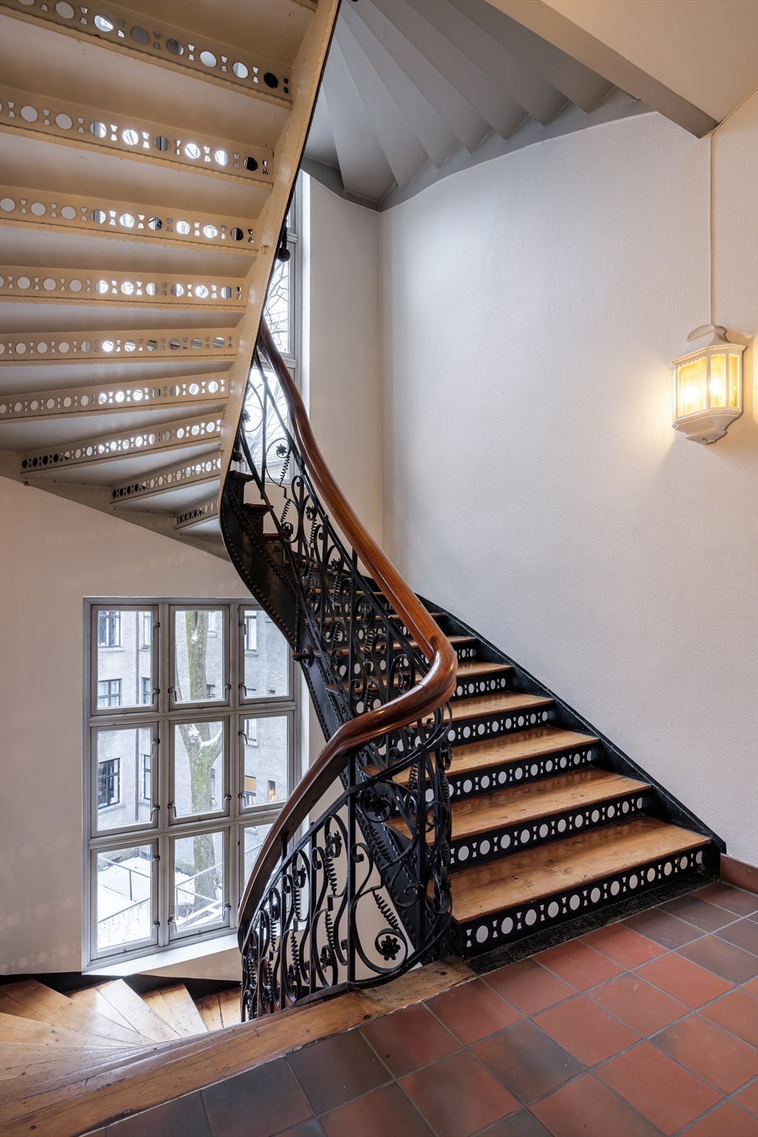 Bred og fasjonabel trappeoppgang. Galleribilde