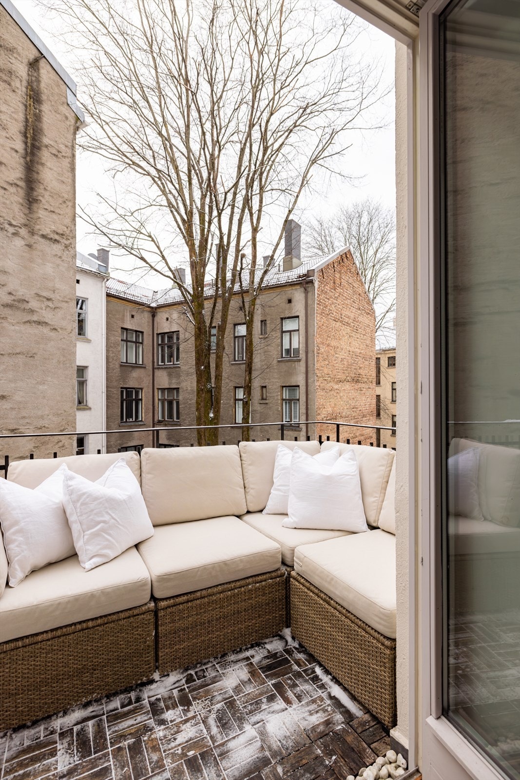 Fra kjøkkenet er det utgang til en flott balkong på ca. 5 kvm. Galleribilde