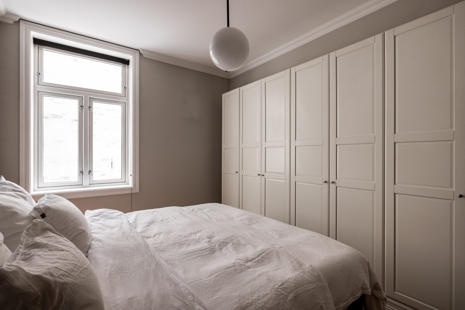 Et stort vindu gir rikelig med dagslys og gode luftemuligheter. Galleribilde