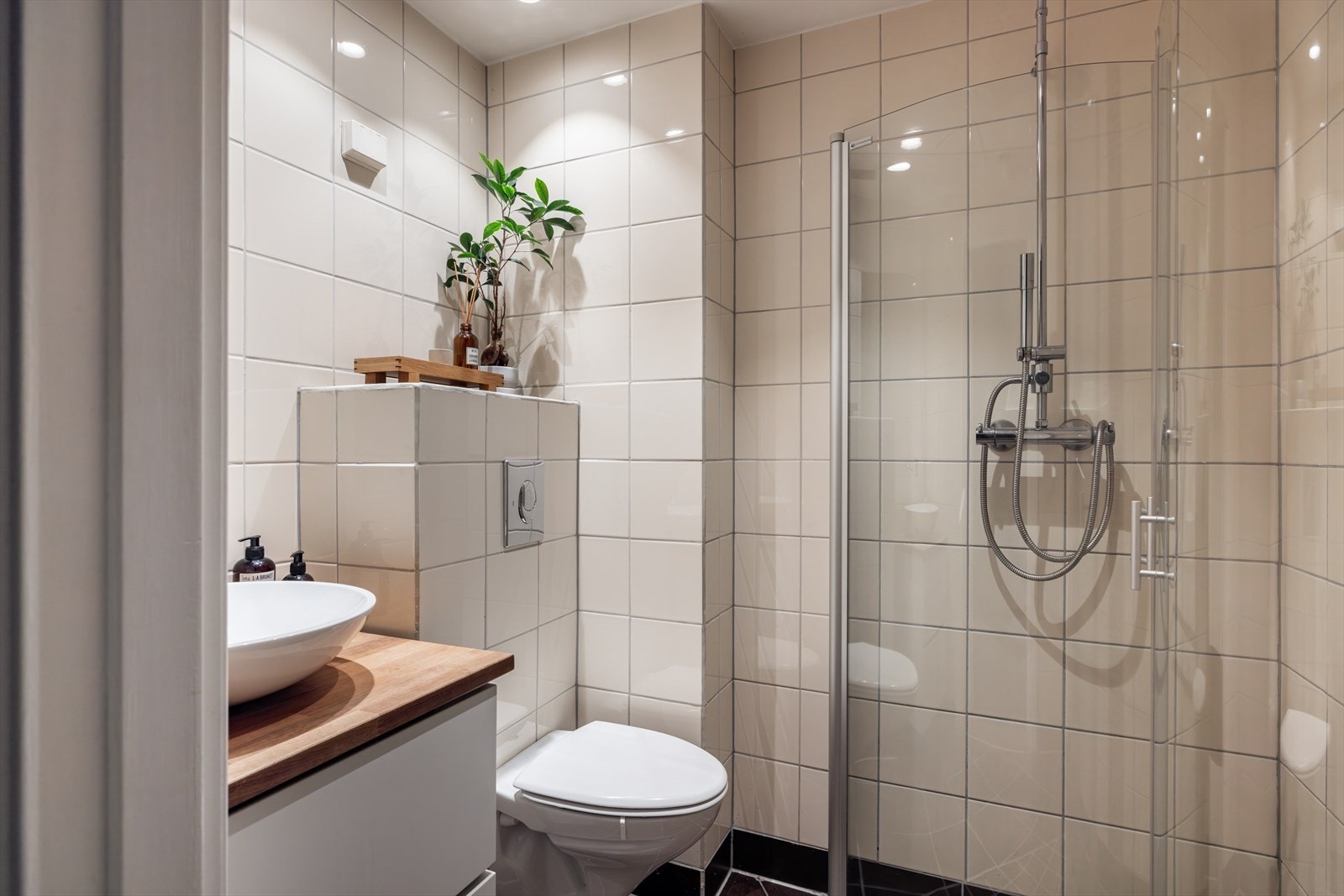 Bad med flislagte vegger og gulv, kombinert med elektrisk gulvvarme for en lun og behagelig opplevelse. Galleribilde