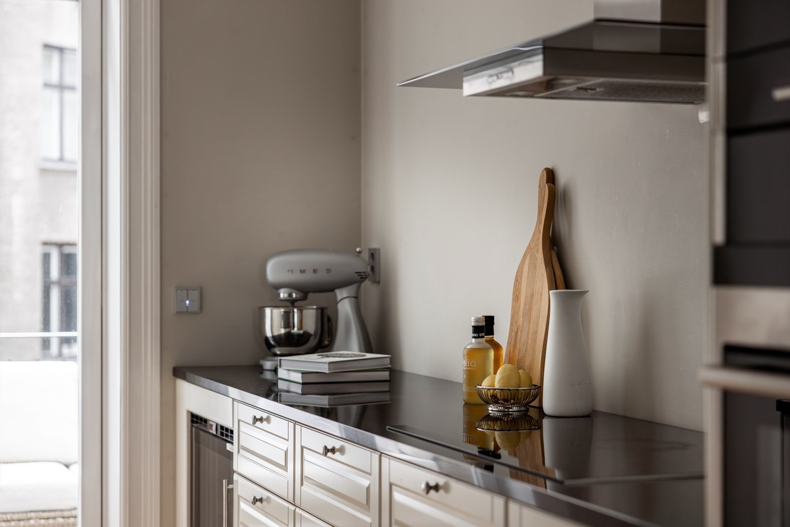 Det er integrerte hvitevarer, inkludert oppvaskmaskin, induksjonstopp, stekeovn, mikrobølgeovn, vinskap og kombinert kjøle-/fryseskap. Galleribilde