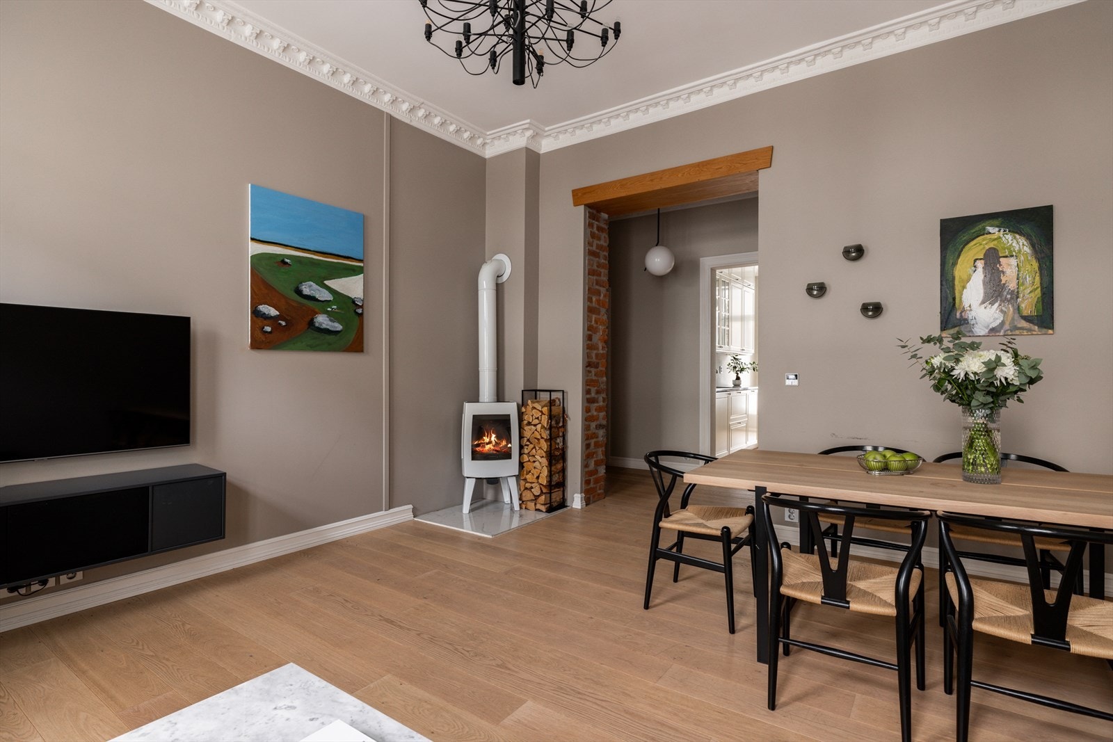 Eikeparkett på gulv med elektrisk varmefolie under sørger for god komfort, og er gjennomgående i boligen. Galleribilde