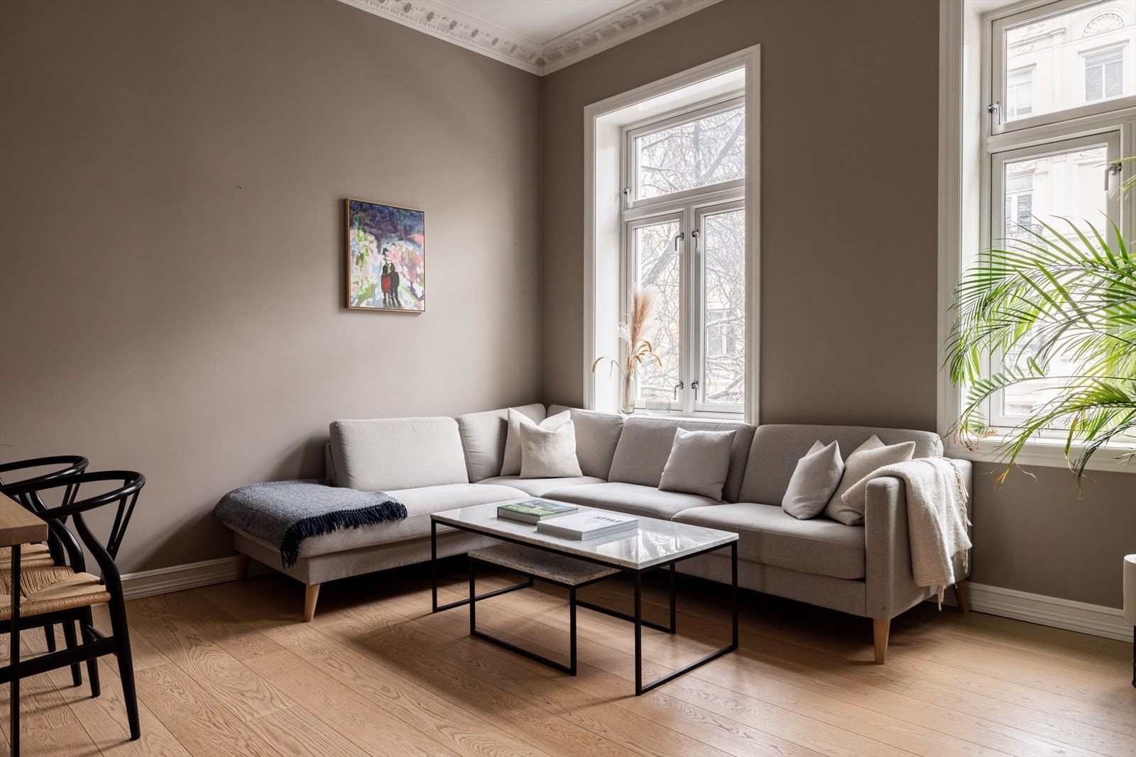 De delikat malte veggene og to store vinduer slipper inn rikelig med naturlig lys. Galleribilde