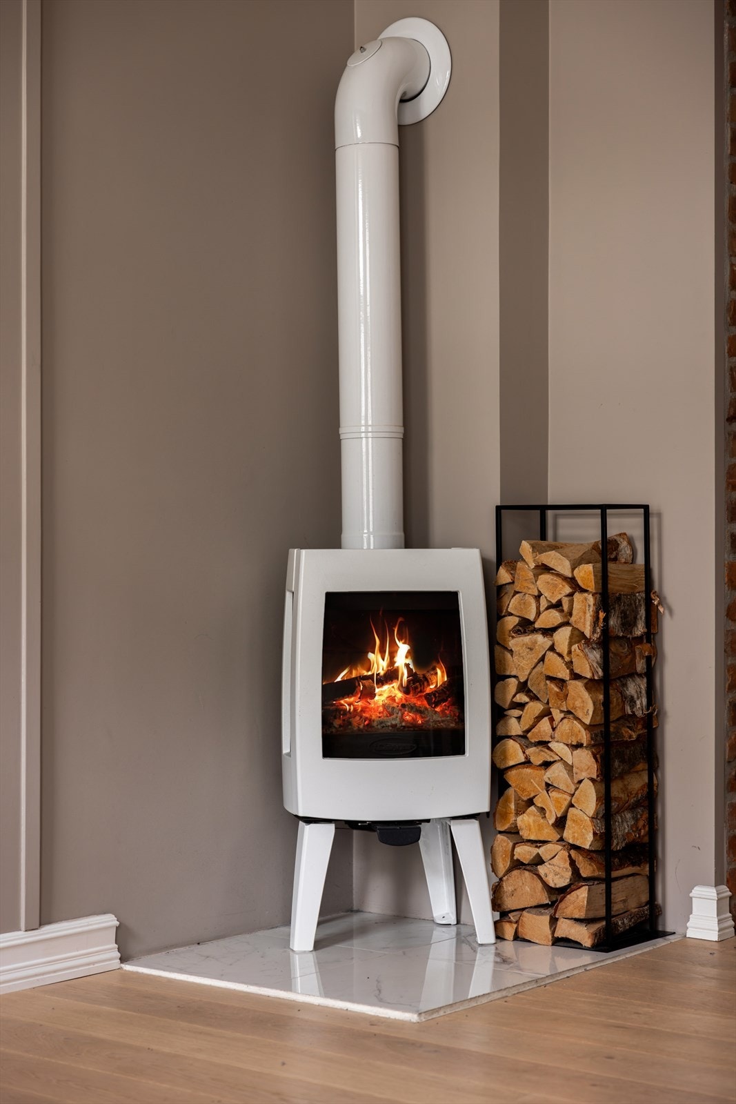 Peisovn i hjørnet gir både varme og en hyggelig stemning. Galleribilde