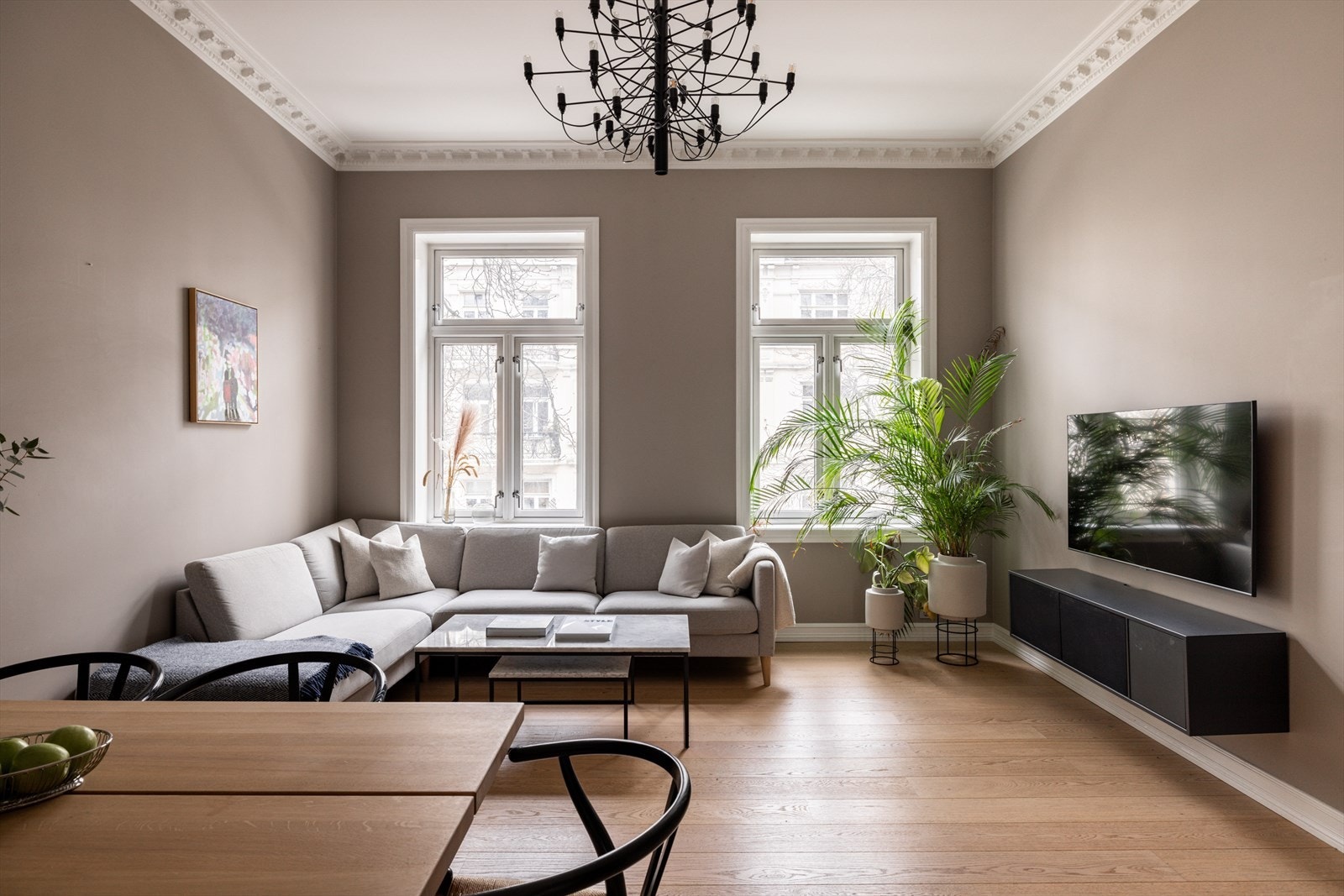 Elegant og klassisk stue med stukkatur og rosett i himlingen, som sammen med den gode takhøyden på 3,26 meter skaper en luftig atmosfære. Galleribilde