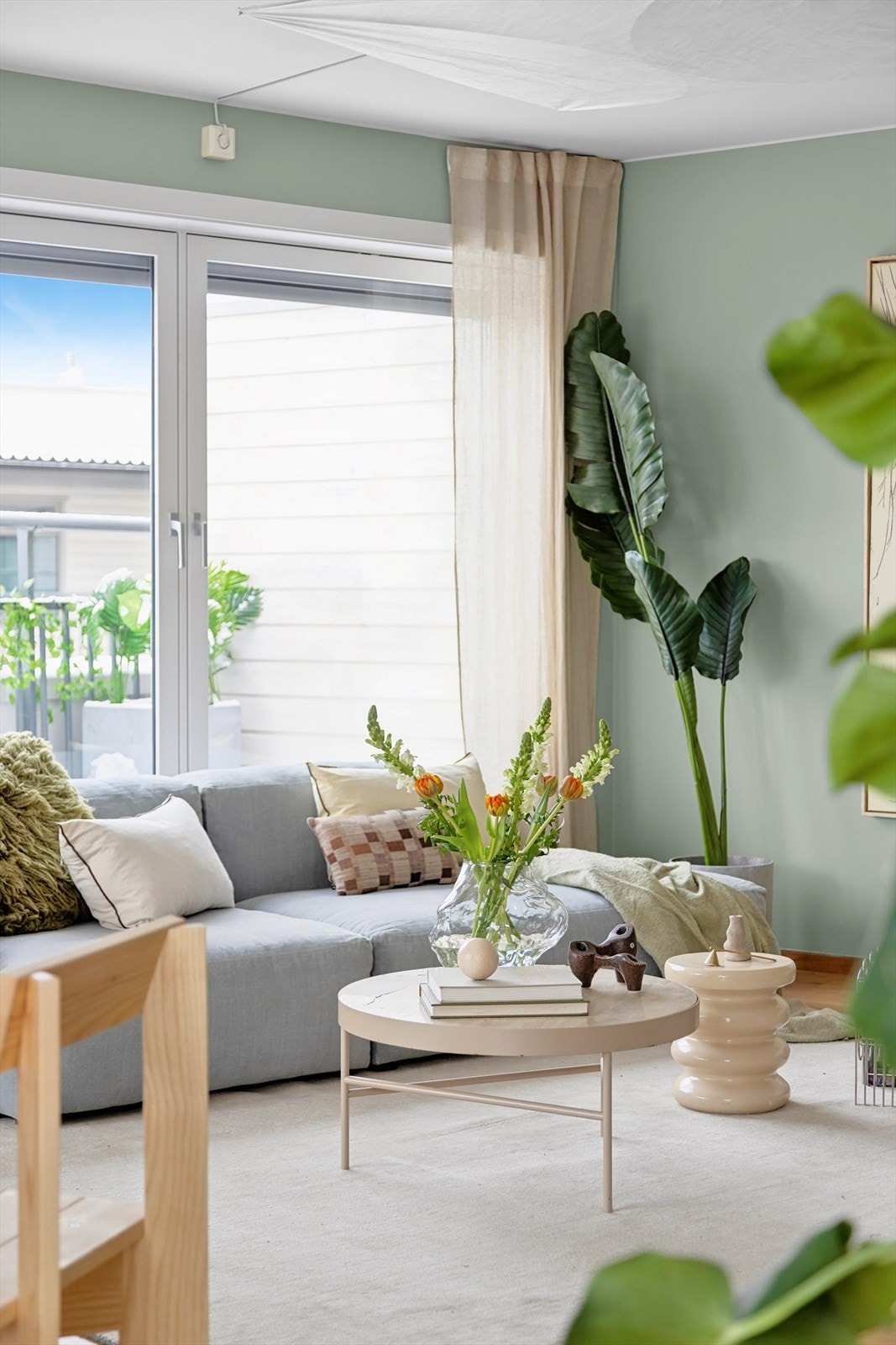 Ved vinduet har du smarte persiennere for solavskjerming Galleribilde