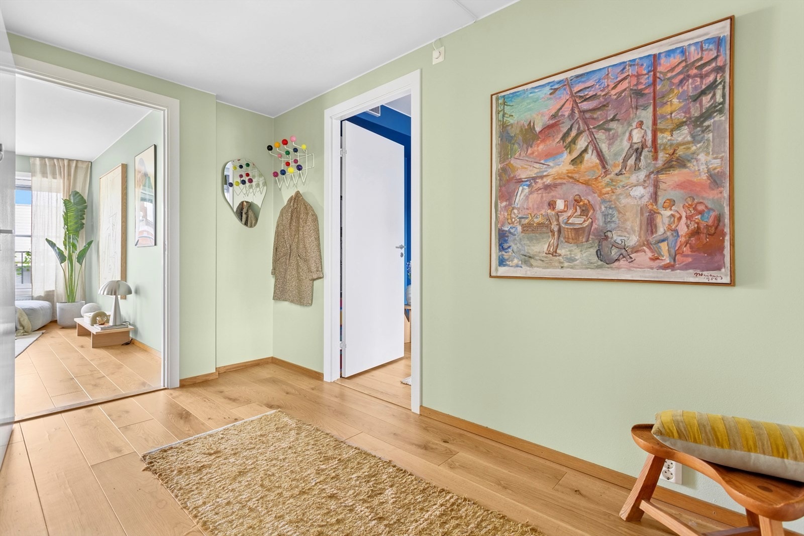 Romslig entré som bringer deg videre inn i denne unike leiligheten! Galleribilde