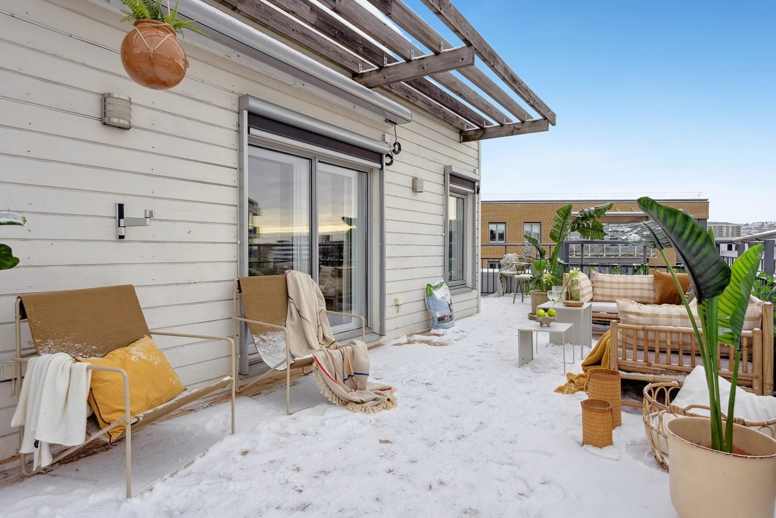 Fra stuen og det ene soverommet har du adkomst til en unik privat takterrasse med sol fra 08:30 - 21:30 på sommerstid! Galleribilde