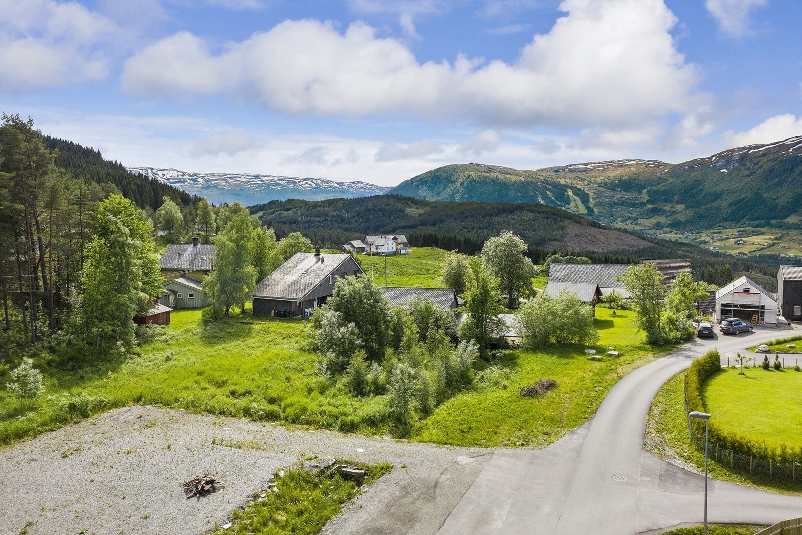 Tomten er i dag bevokst med eng og diverse løvtrær Galleribilde