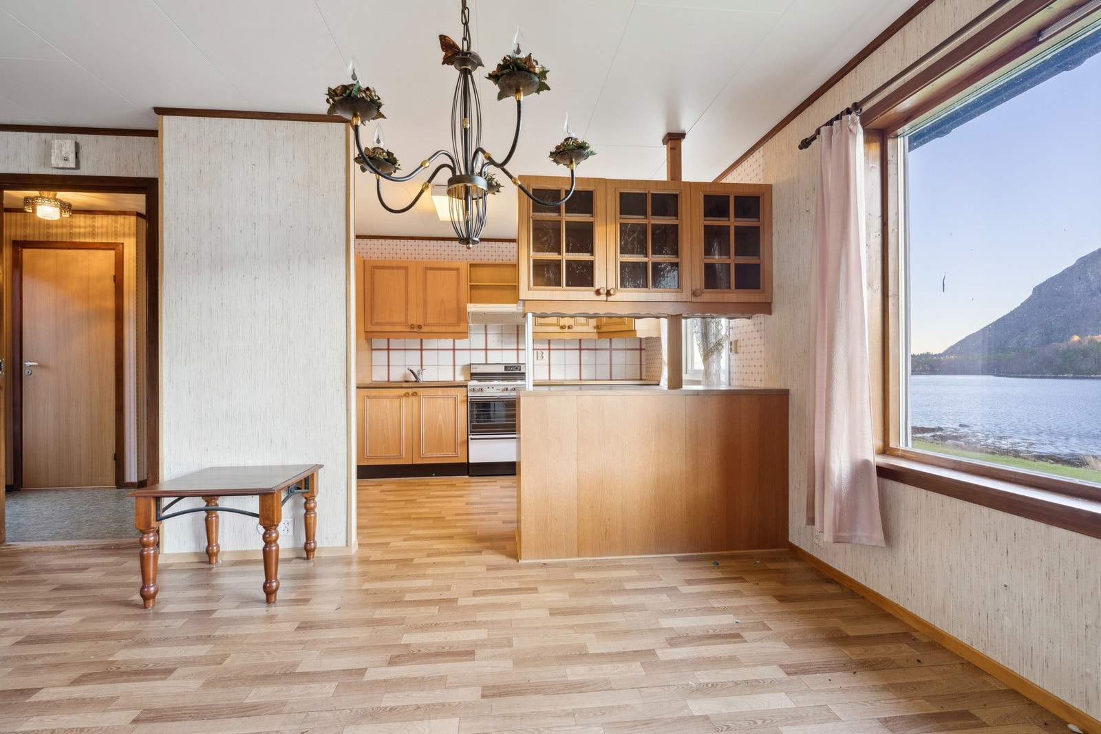 Spisestue / kjøkken i tilleggsdelen. Galleribilde