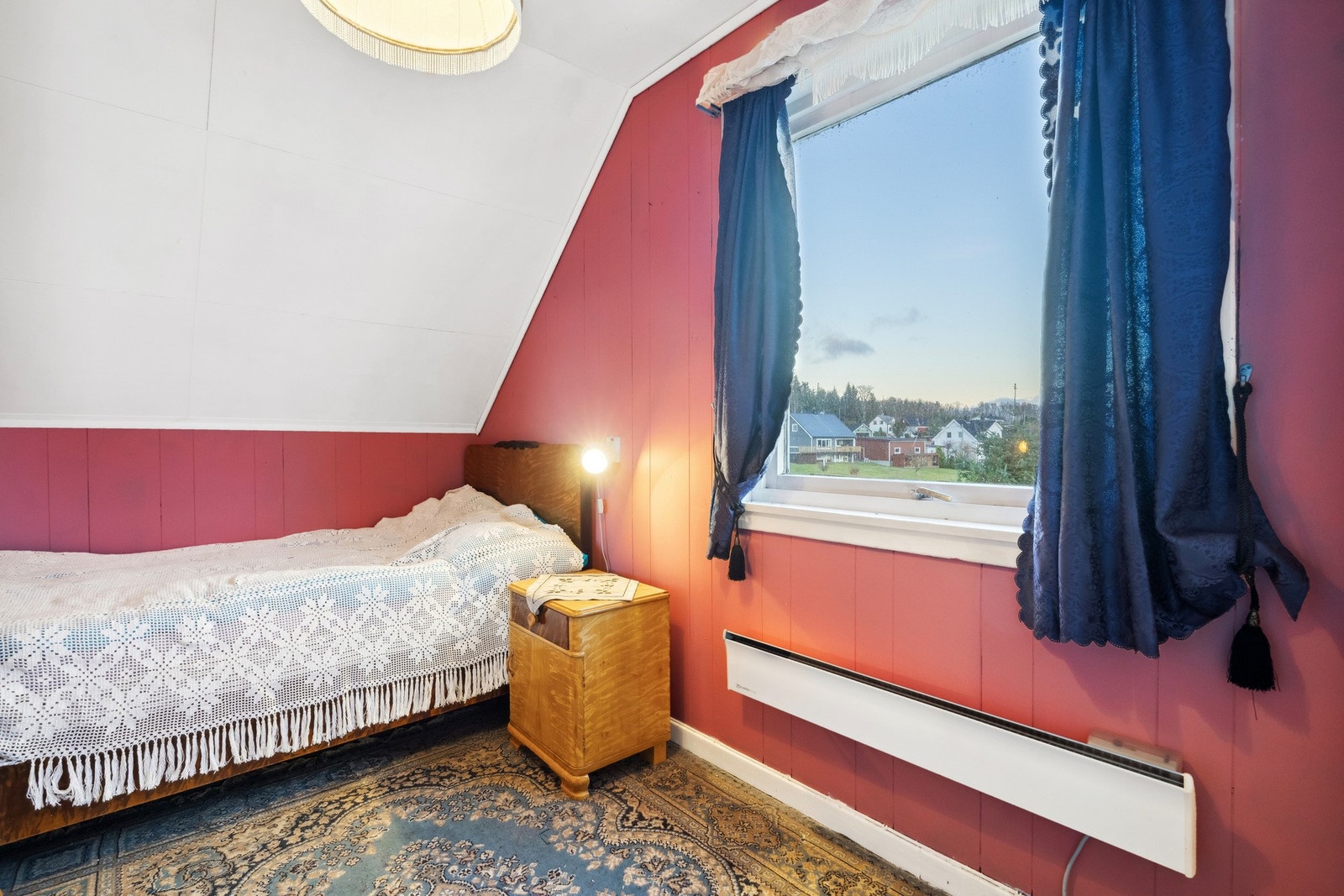 Soverom 2 i 2.etg. Det foreligger ikke tegninger for etasjen, og soverommet er ikke godkjent. Galleribilde