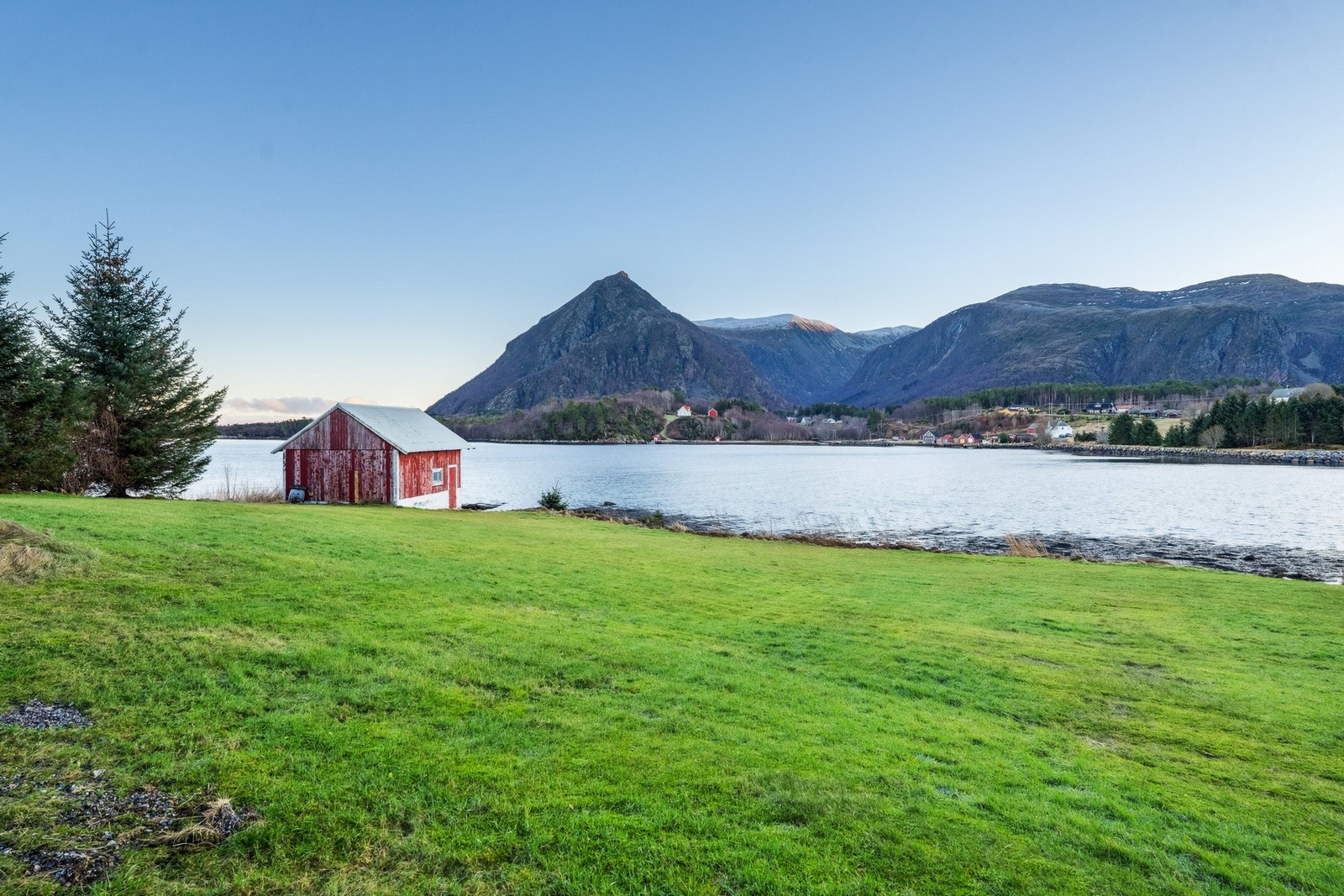 Fine uteområder rett ved sjøen. Galleribilde