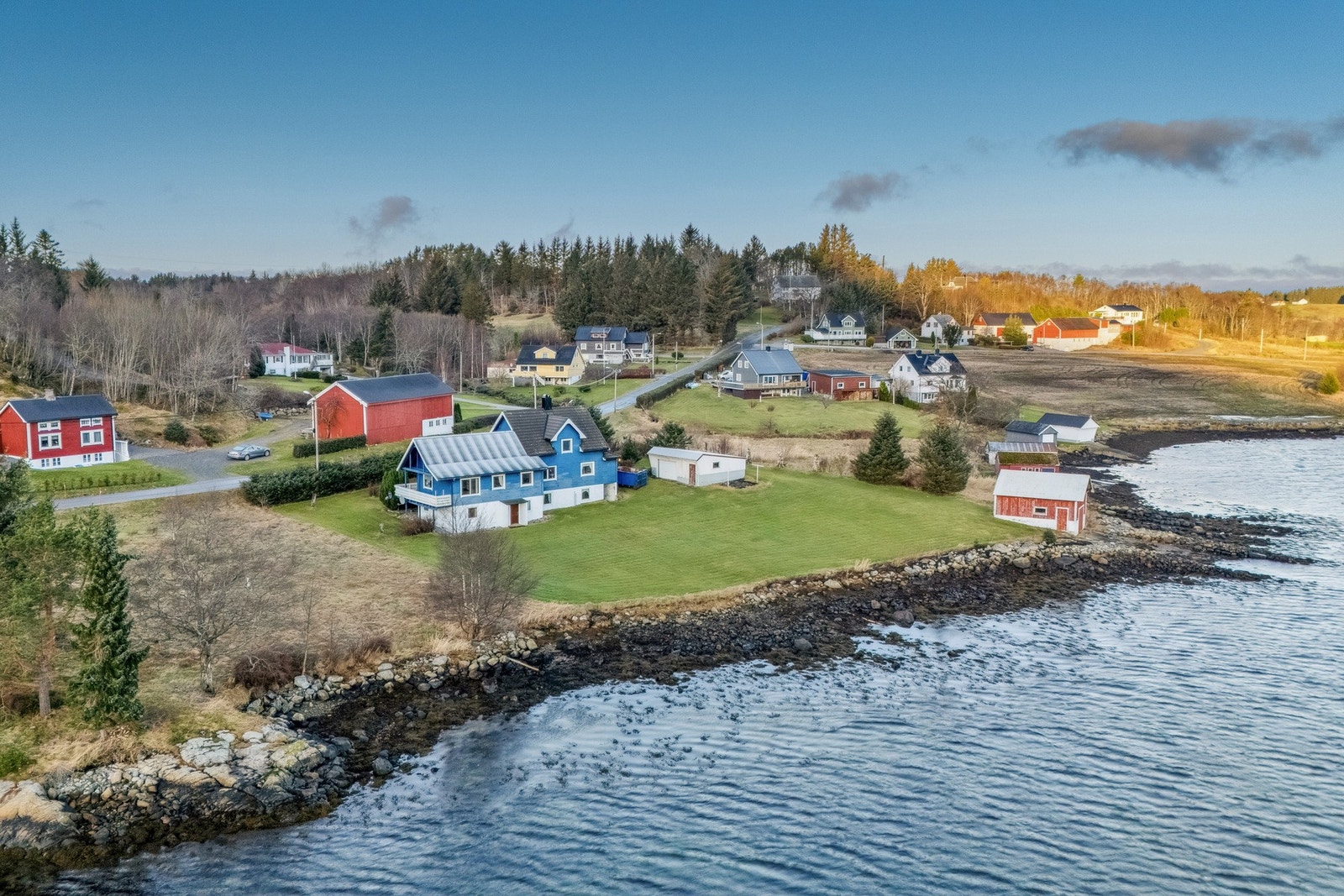 Fin beliggenhet og flott utsikt over fjorden. Galleribilde