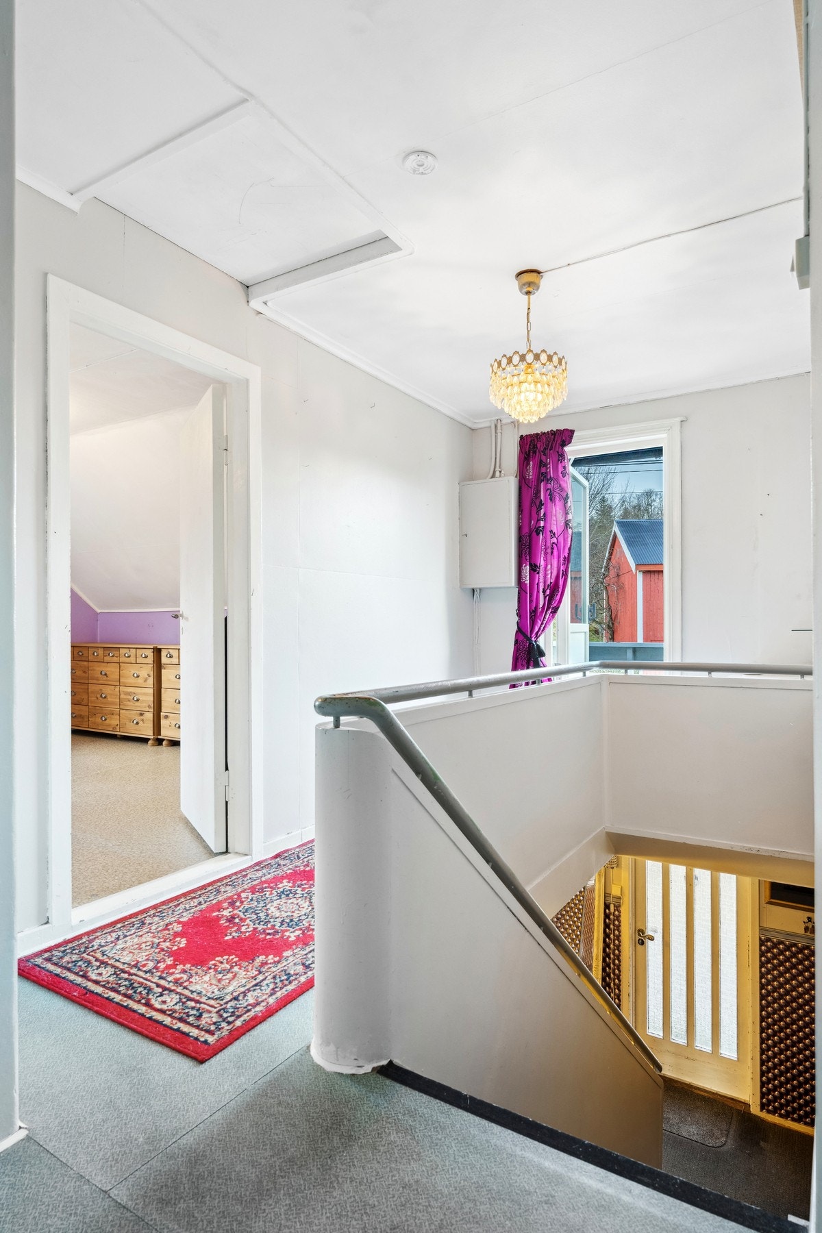 Gang i 2.etg i hoveddelen med utgang til balkong. Galleribilde