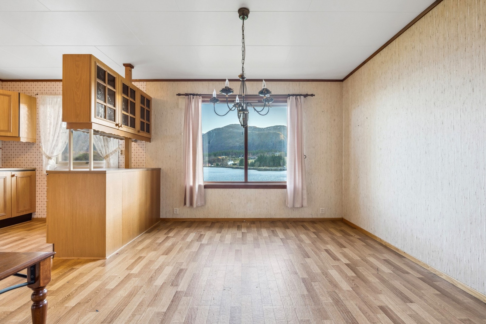 Stue / spisestue i tilleggsdelen. Galleribilde