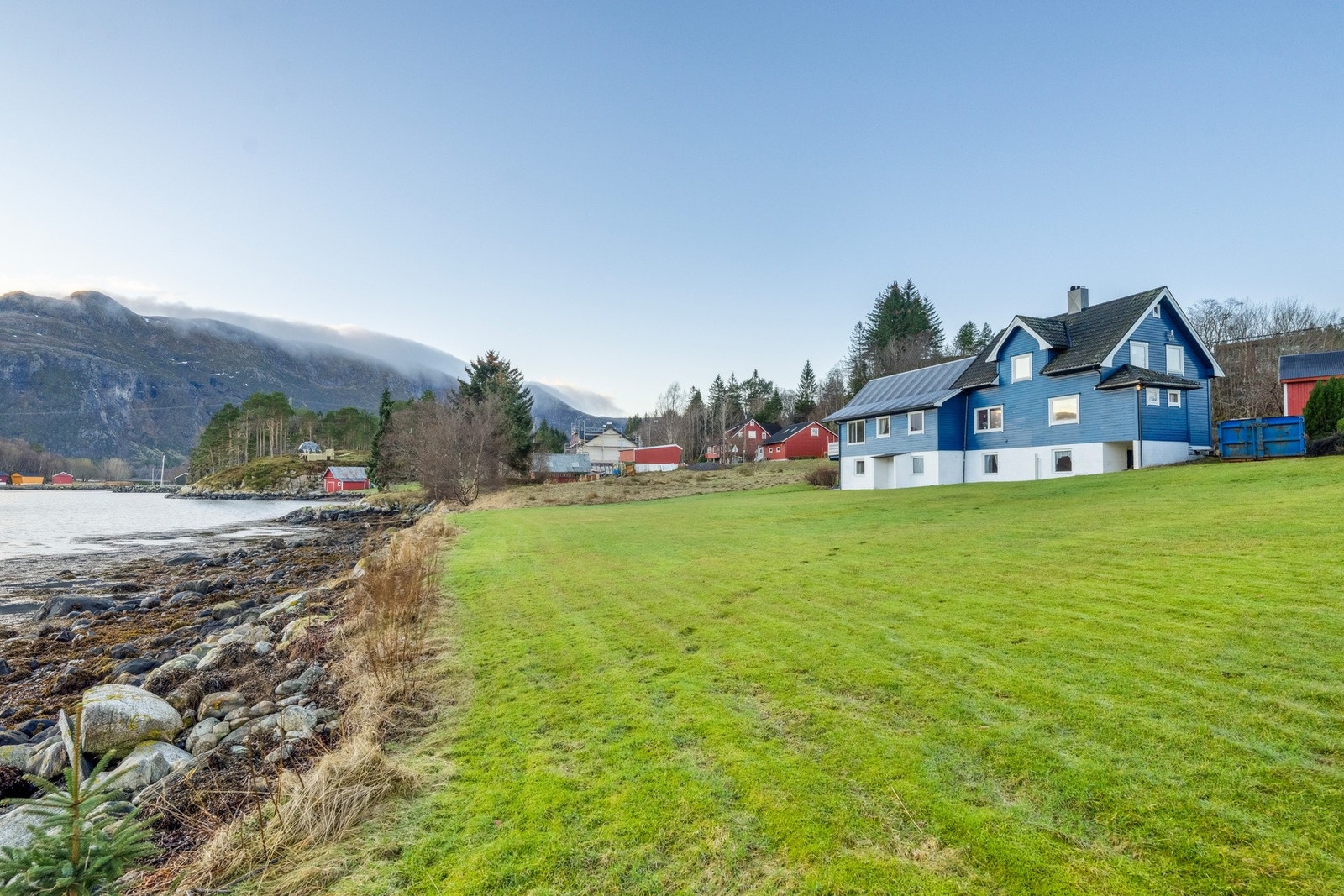 Velkommen til Raknesvegen 64, presentert av EiendomsMegler 1 ved Amund Sønslien. Galleribilde