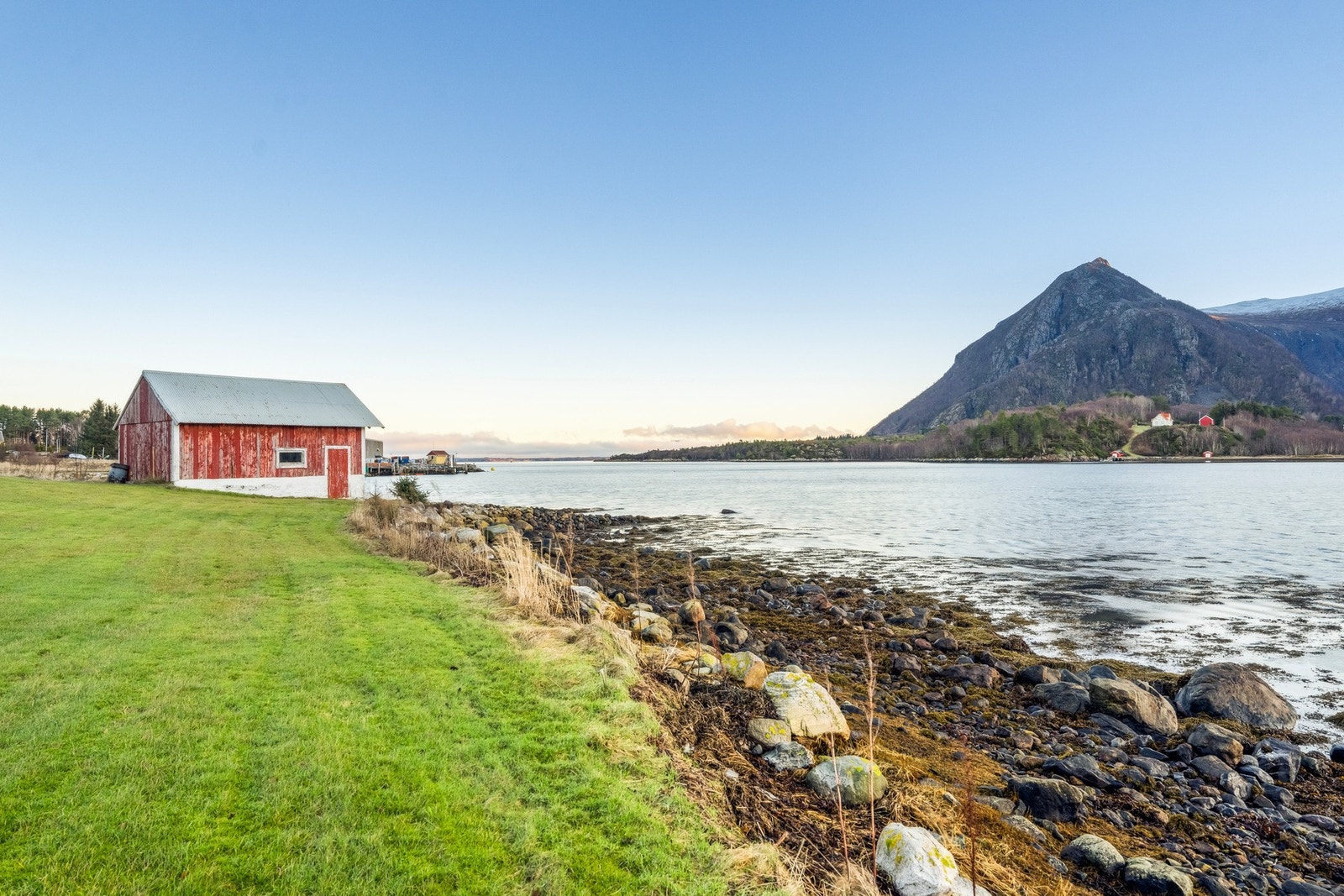 Egen strandlinje og naust. Galleribilde