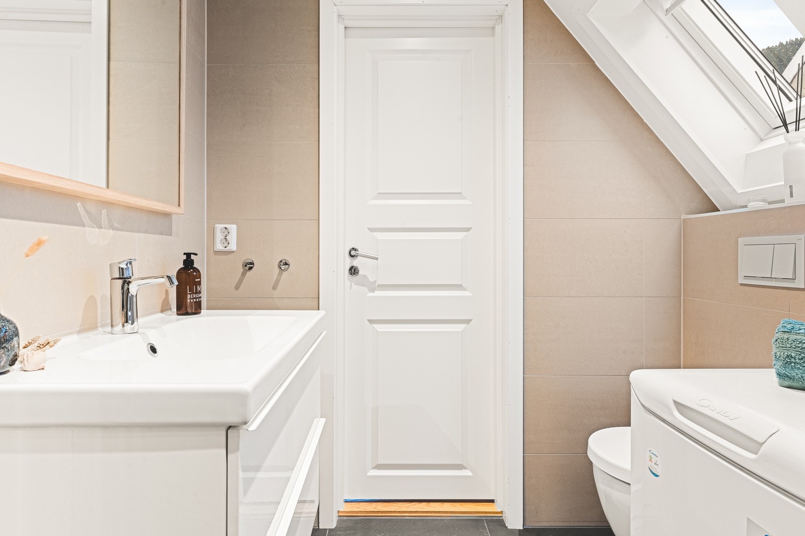 Badet i leiligheten ble oppusset i 2021 og måler 3,3 kvm. Badet er helfliset med varmekabler i gulvet og innfelte downlights i himlingen. Galleribilde