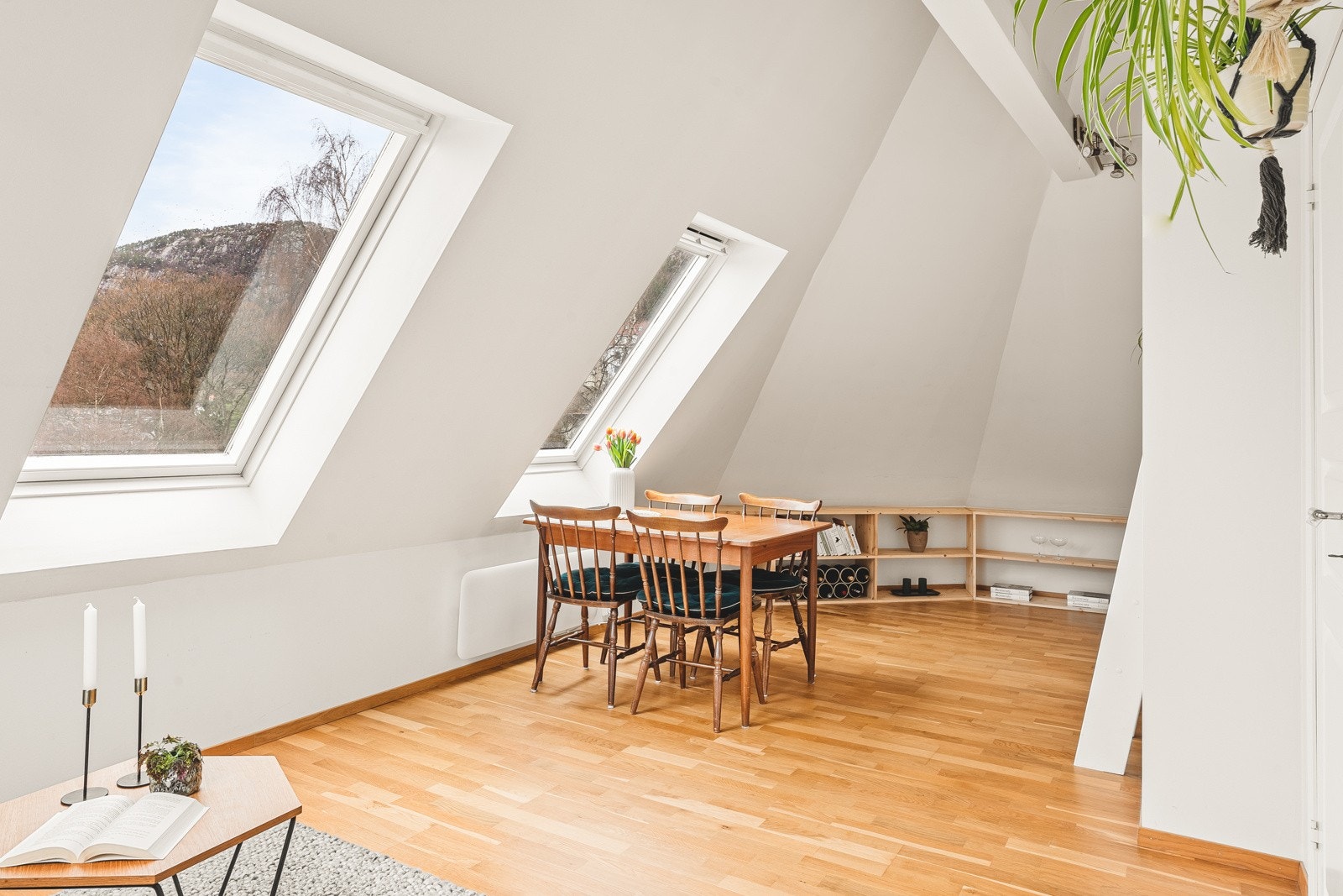Stuen er preget av store vindusflater som gir et nydelig naturlig lysinnslipp. Flere av vinduene ble byttet i 2018, og borrettslaget har planlagt å ta resterende vinduer i 2025. Galleribilde