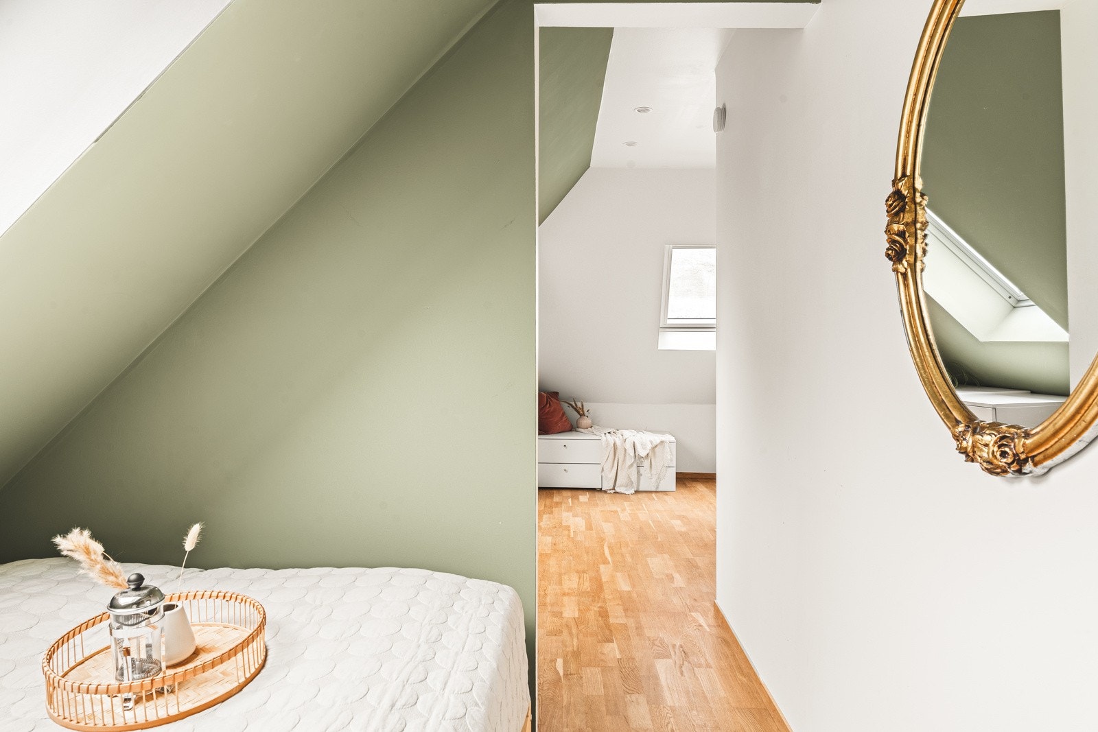 Rommet har parkett på gulvet og er malt i et moderne fargepalett. Galleribilde