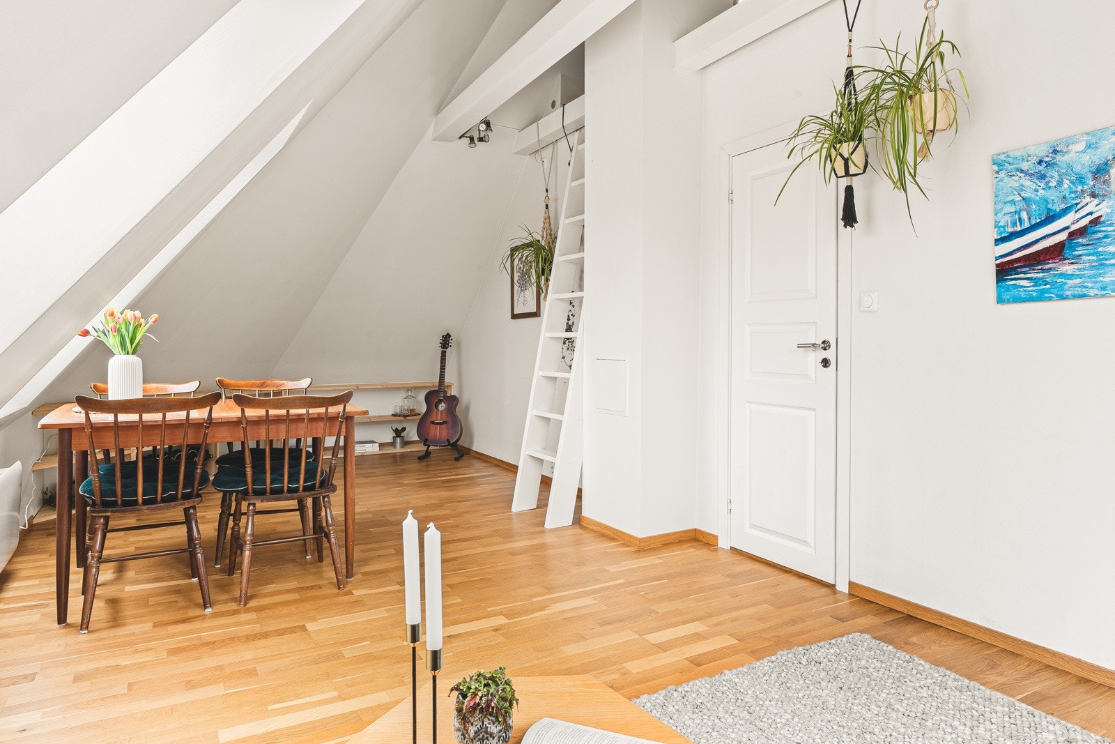 Ved spisebordet er det bygget et praktisk hyllesystem. Leiligheten har også to panelovner fra Mill som kan styres via app på telefonen. Galleribilde