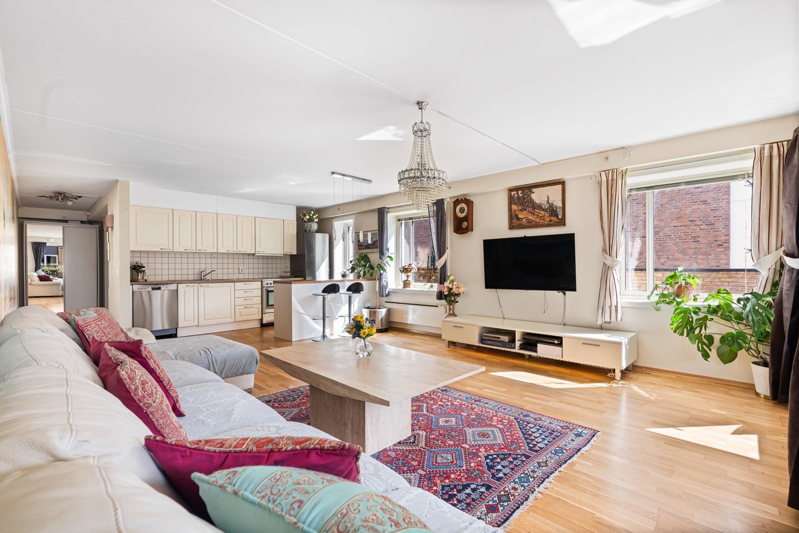 Rommet er perfekt for å muliggjøre store og sosiale soner med plass til mange gjester.Du har en naturlig plass til både sofagruppe, TV med tilhørende møblement og spisesone. Galleribilde