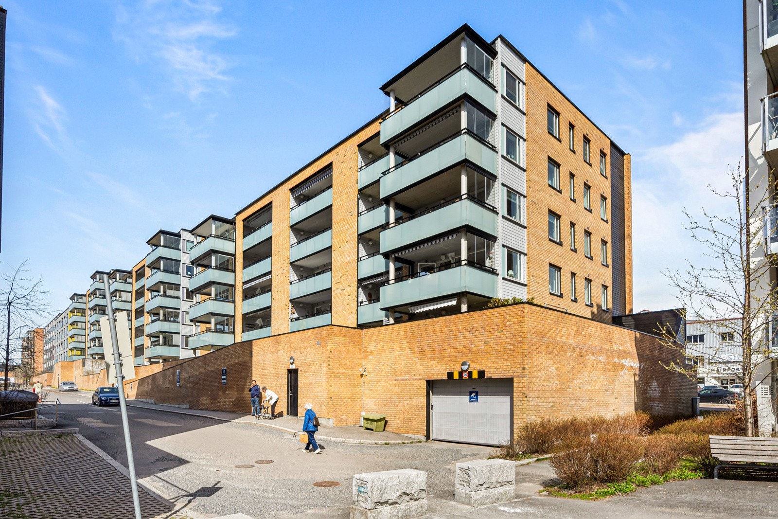 Her kan du bo tilbaketrukket i et veletablert boligområde, samtidig med kort vei til alt av servicetilbud i Lørenskog sentrum. Galleribilde