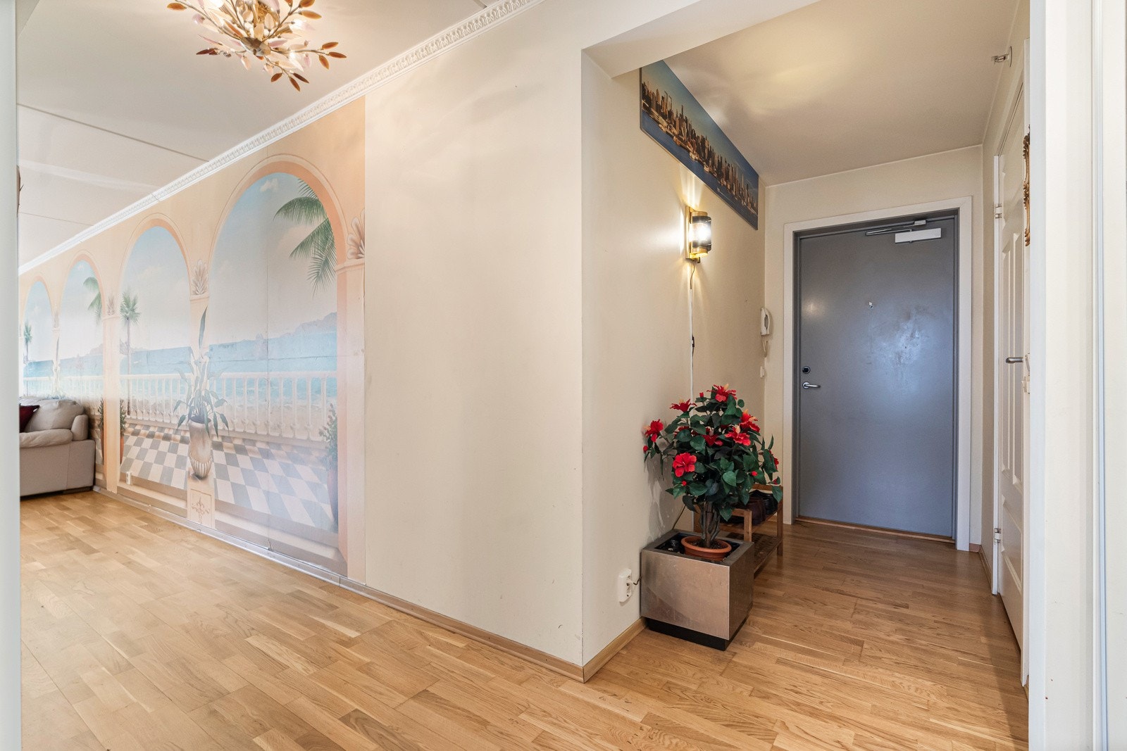 Du møtes av en lys og fin entré med god plass til å henge fra seg. Skyvedørsgarderobe til høyre for bildet. Galleribilde