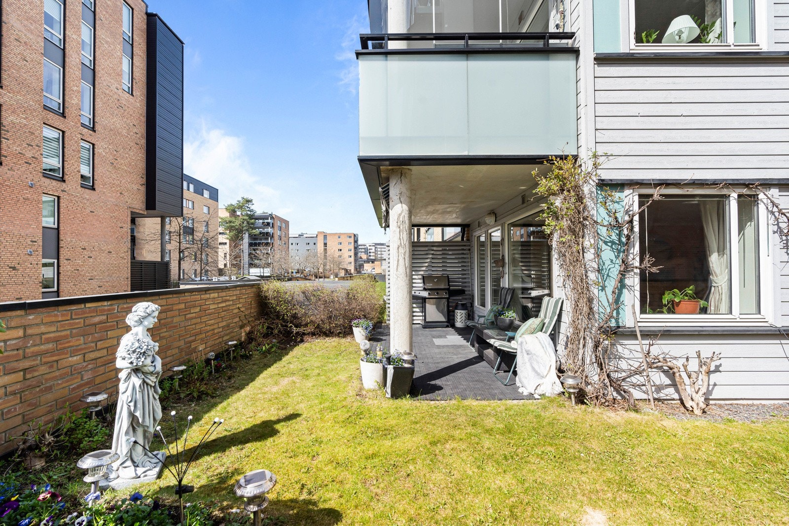 Unikt for leiligheten har du et flott grøntområde som kan benyttes til det man måtte ønske. Galleribilde