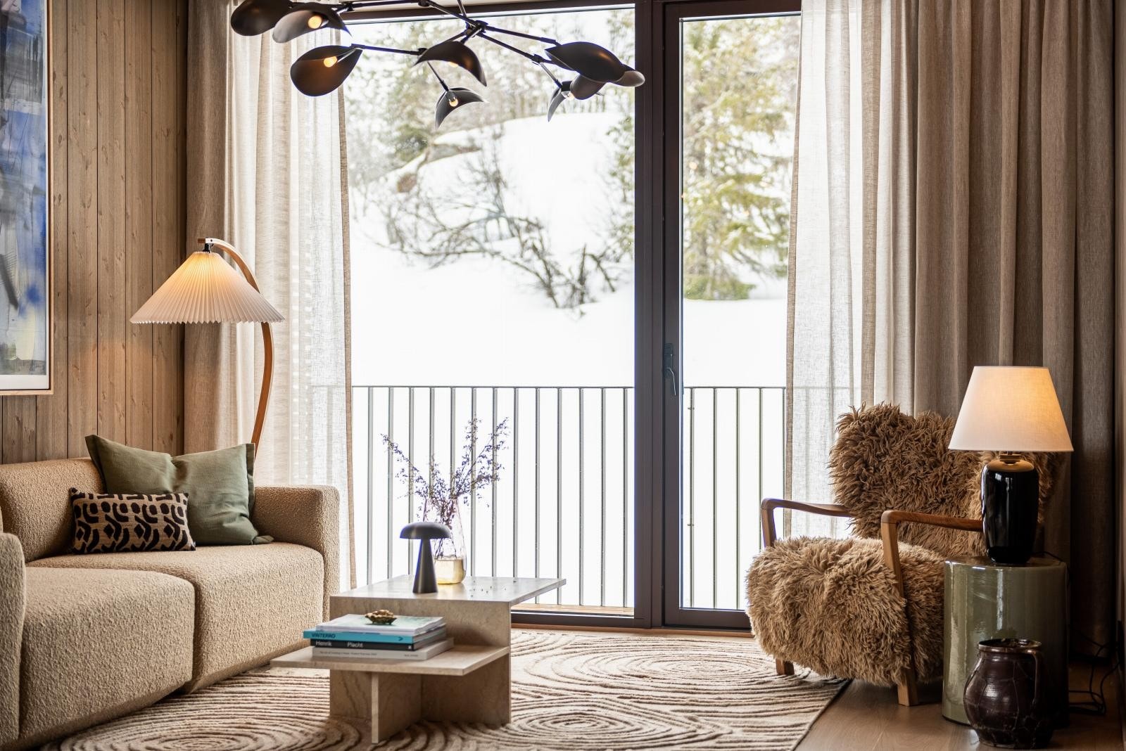 Fra både stue og spisestue i hver sin ende, har man utgang til balkong med fantastisk utsikt. Galleribilde