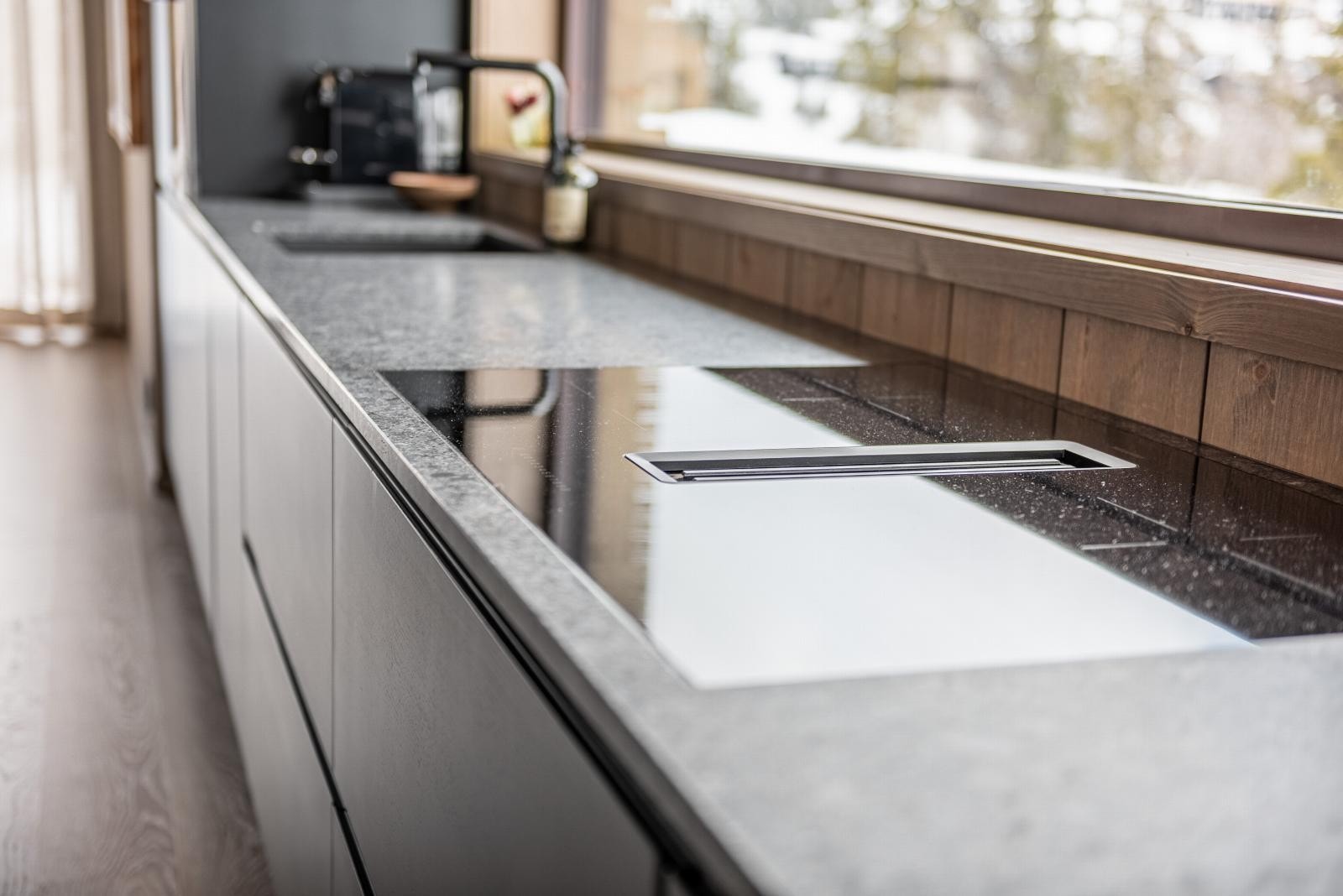 Planlimt induksjonsplatetopp fra Miele i 80 cm bredde og med integrert benkeventilator. Galleribilde