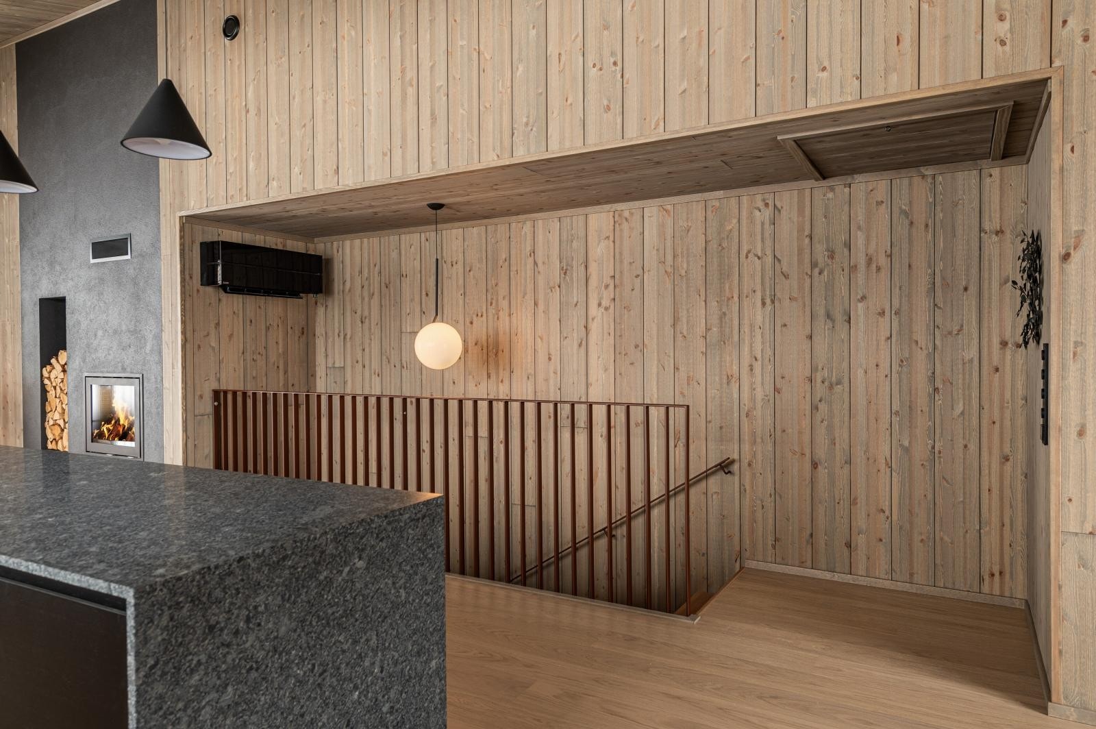 Adkomst til kneloft via luke i tak med nedfellbar stige. Her er det kjærkommen lagringsplass for julepynt, påskepynt og andre sesongartikler. Galleribilde