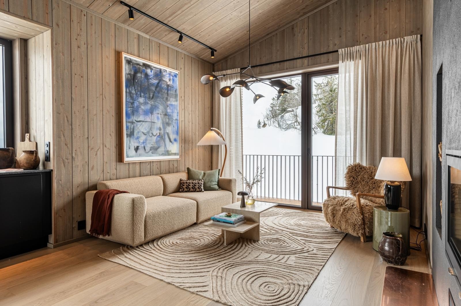 I tillegg til peisinnsats og varmepumpe, er det også elektrisk gulvvarme under den flotte eikeparketten i hele 2. etasje. Galleribilde