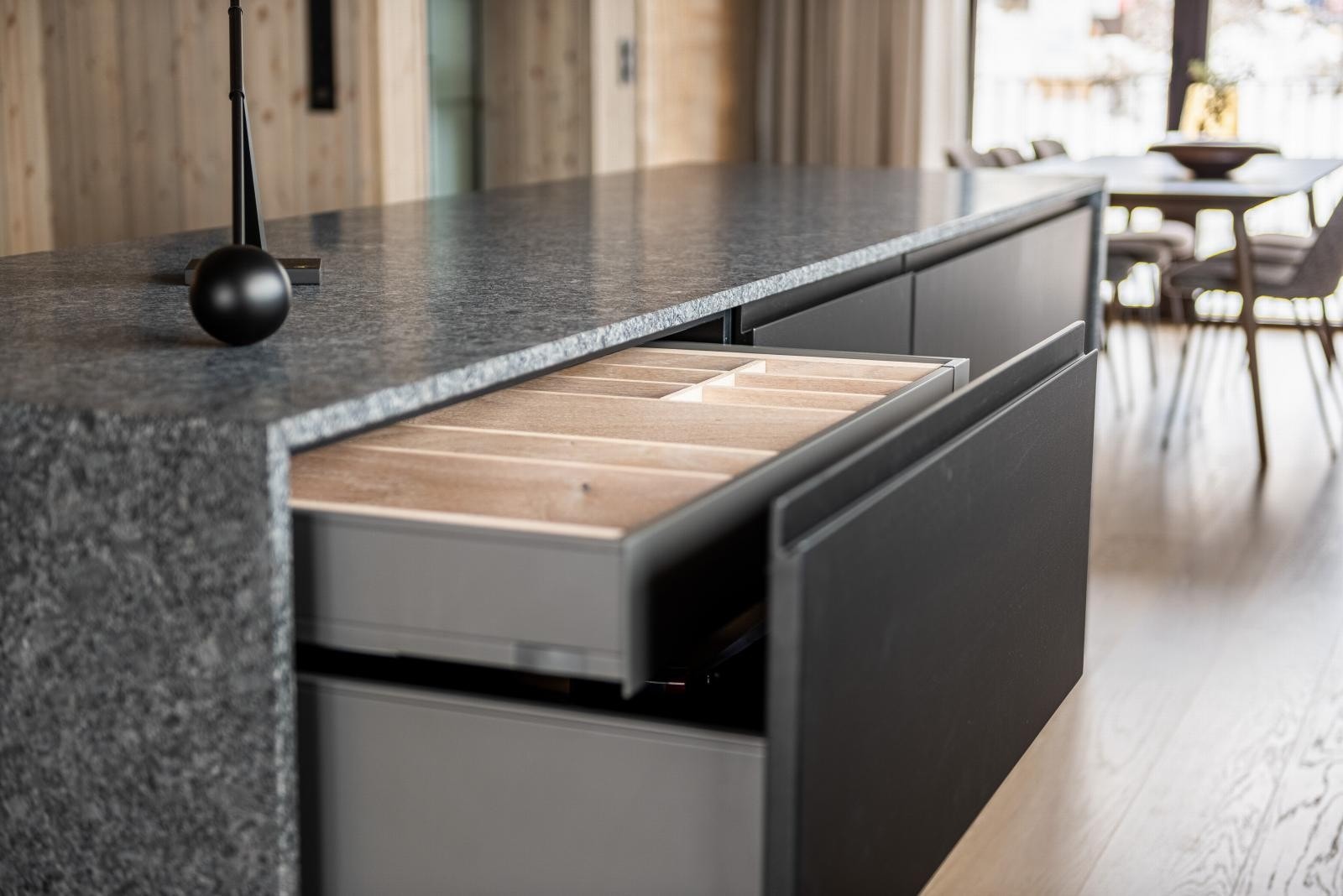 Kjøkkenets moderne og tidløse design kombinert med gjennomgående meget god kvalitet og funksjonelle løsninger, gir deg et kjøkken med stor bruksglede og lang levetid. Galleribilde