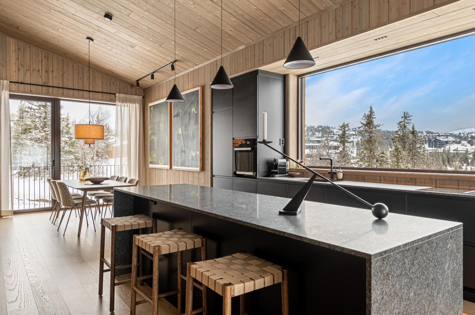 I motsatt ende av stuesonen er spisestuen plassert, med utgang balkong og nydelig utsikt til Kvitfjellet. Galleribilde