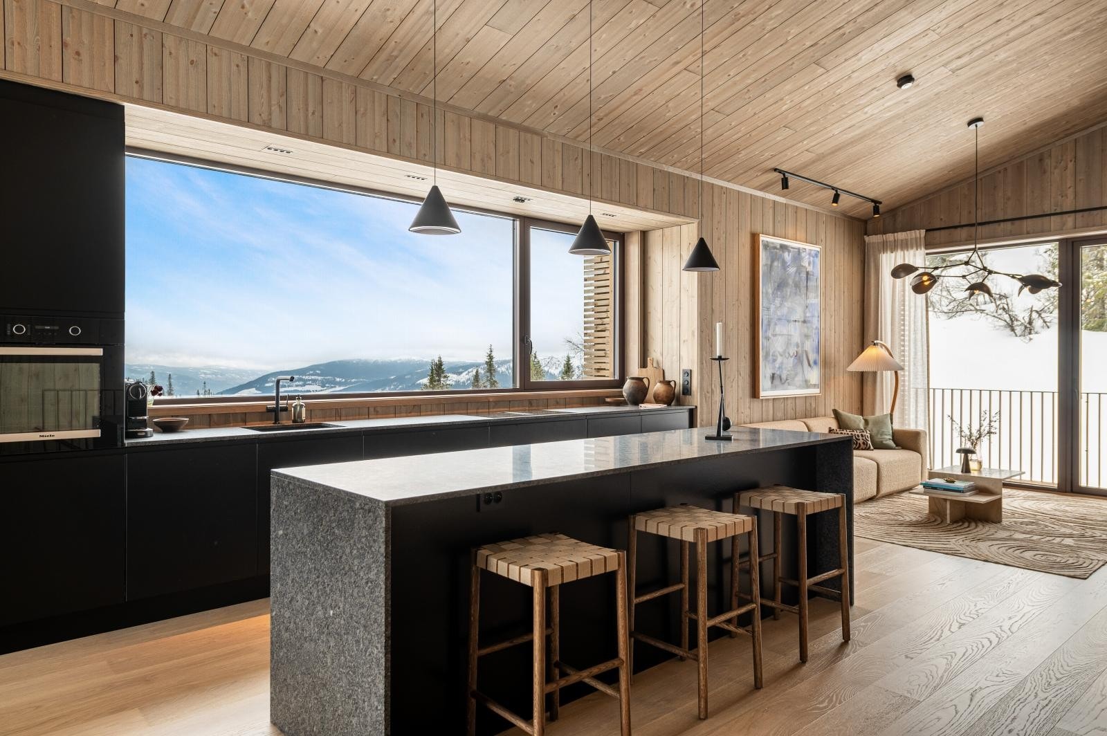 Svært raust og skreddersydd kjøkken med steinbenkeplate og Miele hvitevarer. Galleribilde