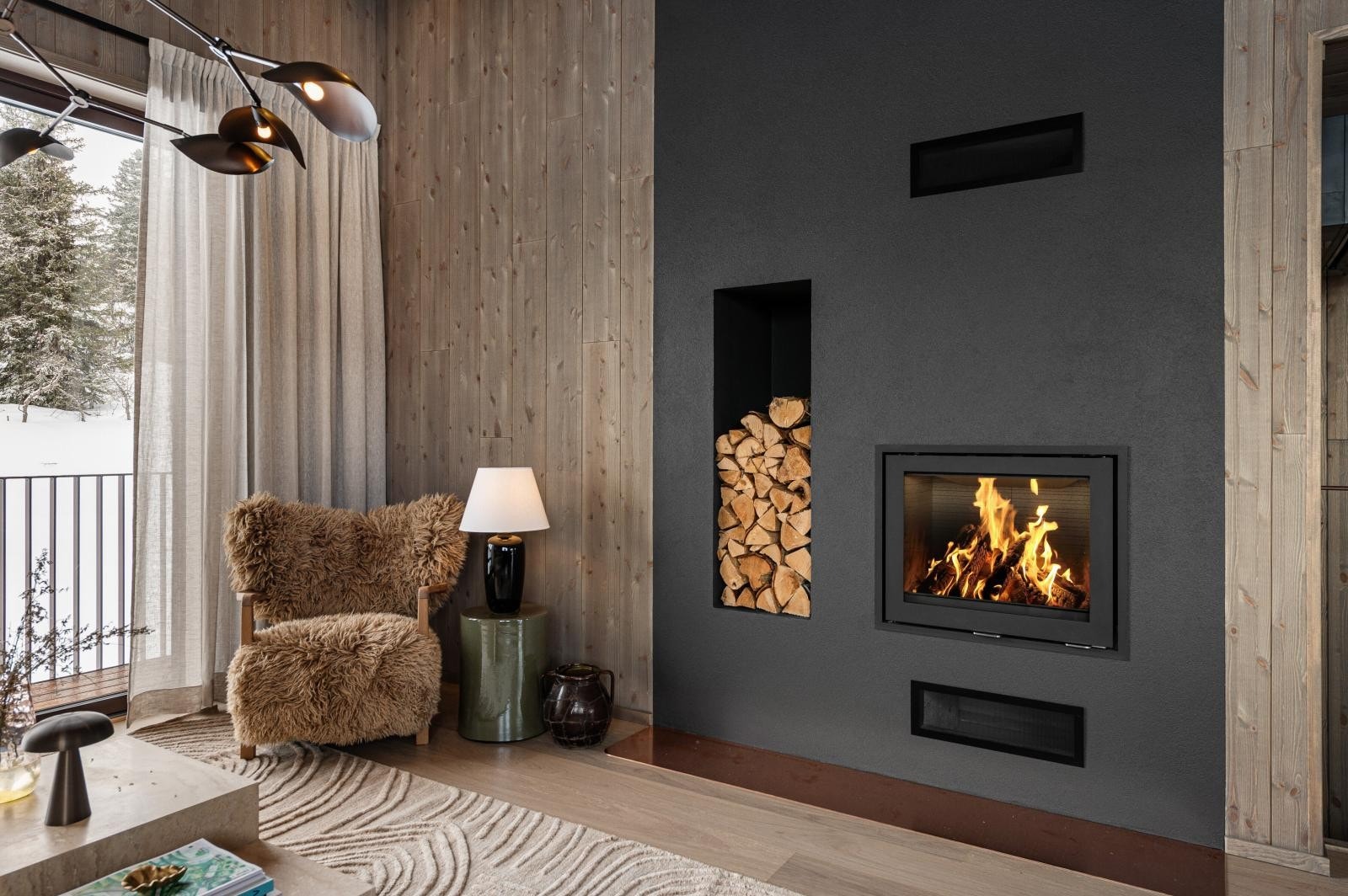 I tillegg til peisinnsats, er fritidsboligen hovedsakelig oppvarmet med varmepumpe i 2. etasje, som kan betjenes med App over WIFI/4G. Galleribilde