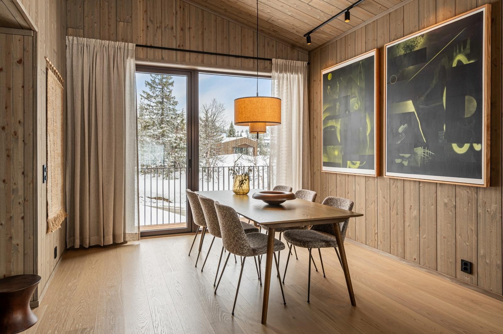 Flott 1-stavs eikeparkett i hvitlasert utførelse, type Harmonie Eik Skandinavia. Gulvvarme i hele plan 2. Galleribilde