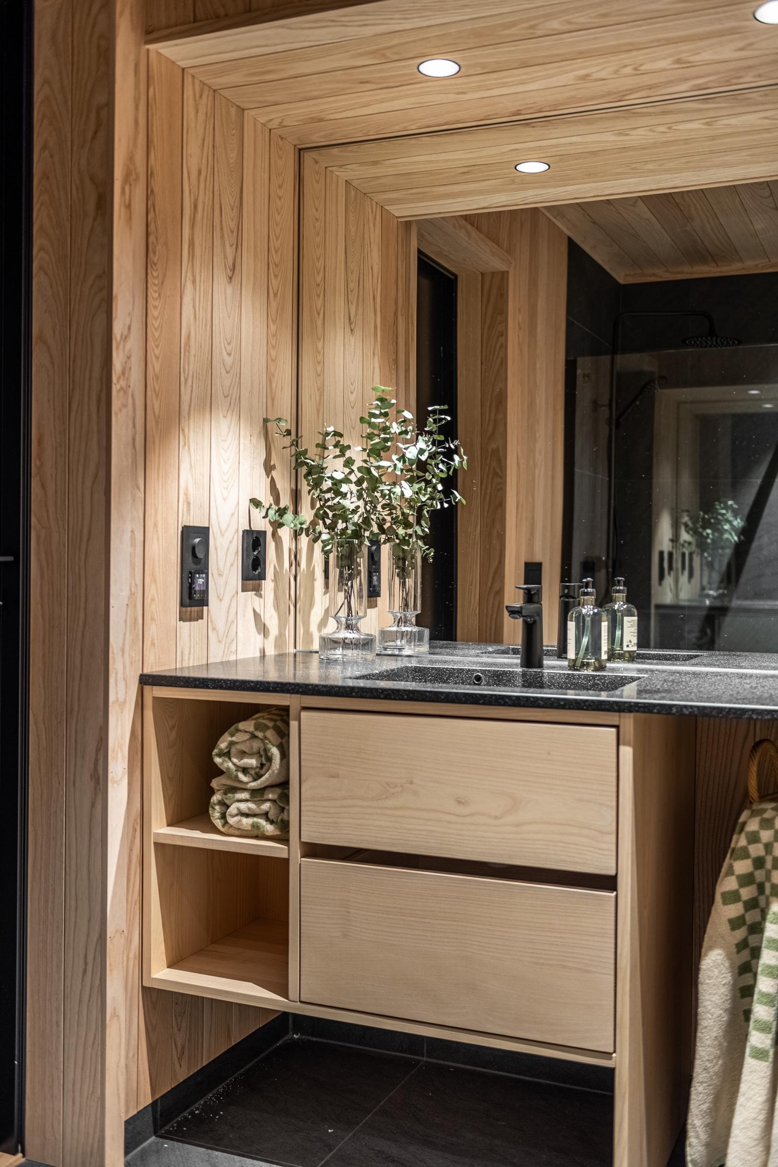 Badene har baderomsinnredning skreddersydd av Bærum Kjøkkensenter. Galleribilde